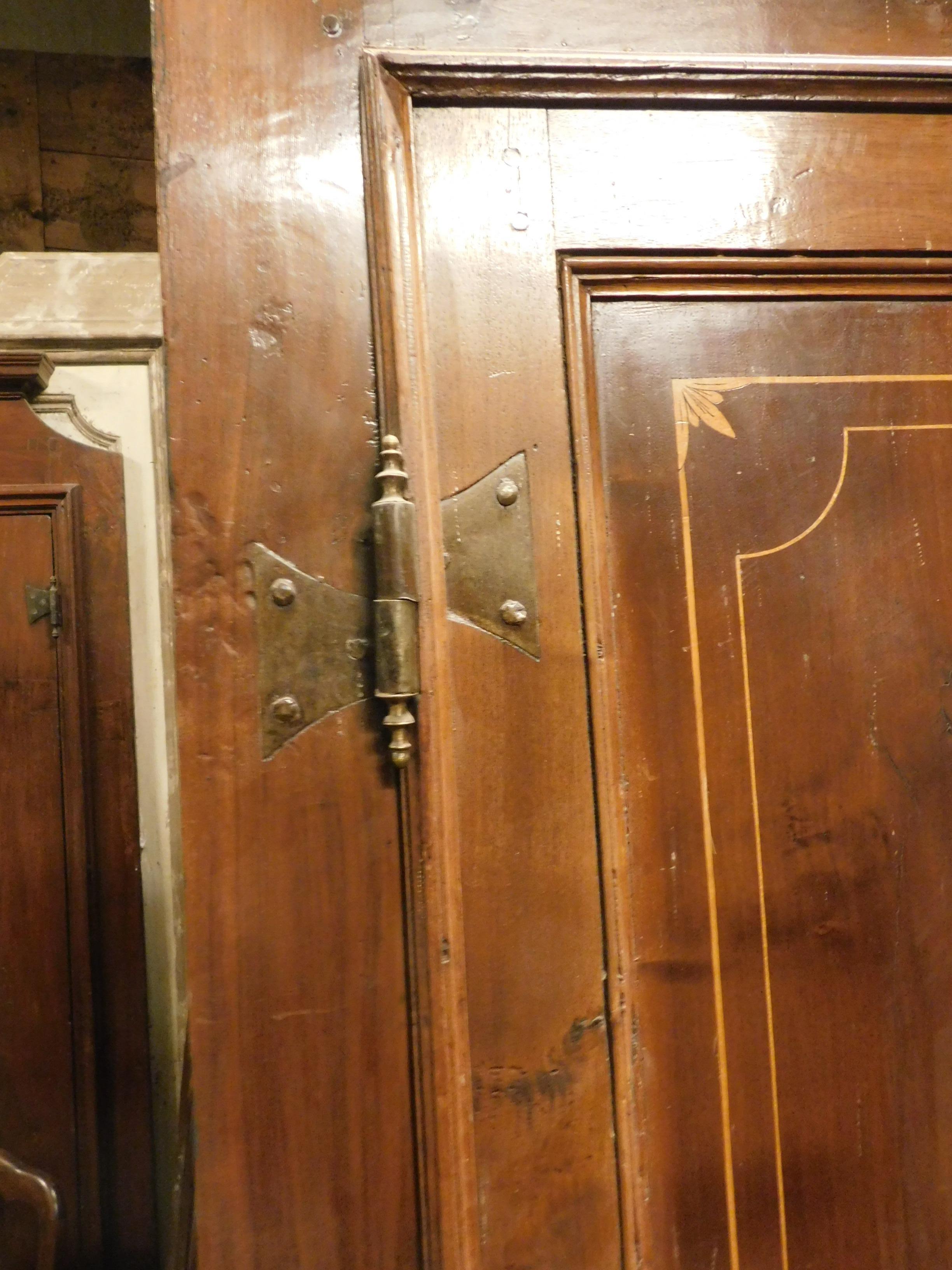 Noyer Porte intérieure à incrustations en noyer antique avec cadre, 18ème siècle, Italie en vente