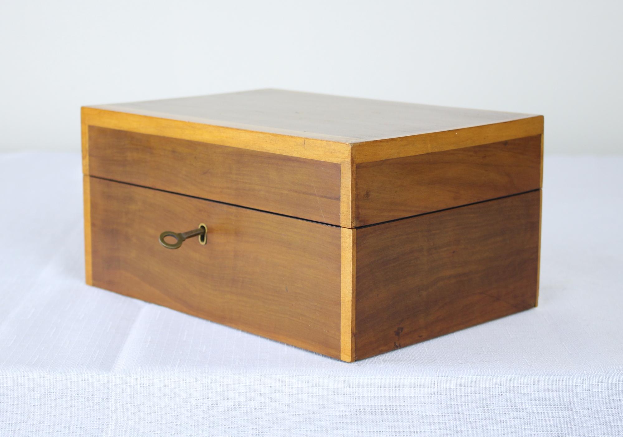 Antique Walnut Jewelry Box with Satinwood Crossbanding In Good Condition In Port Chester, NY