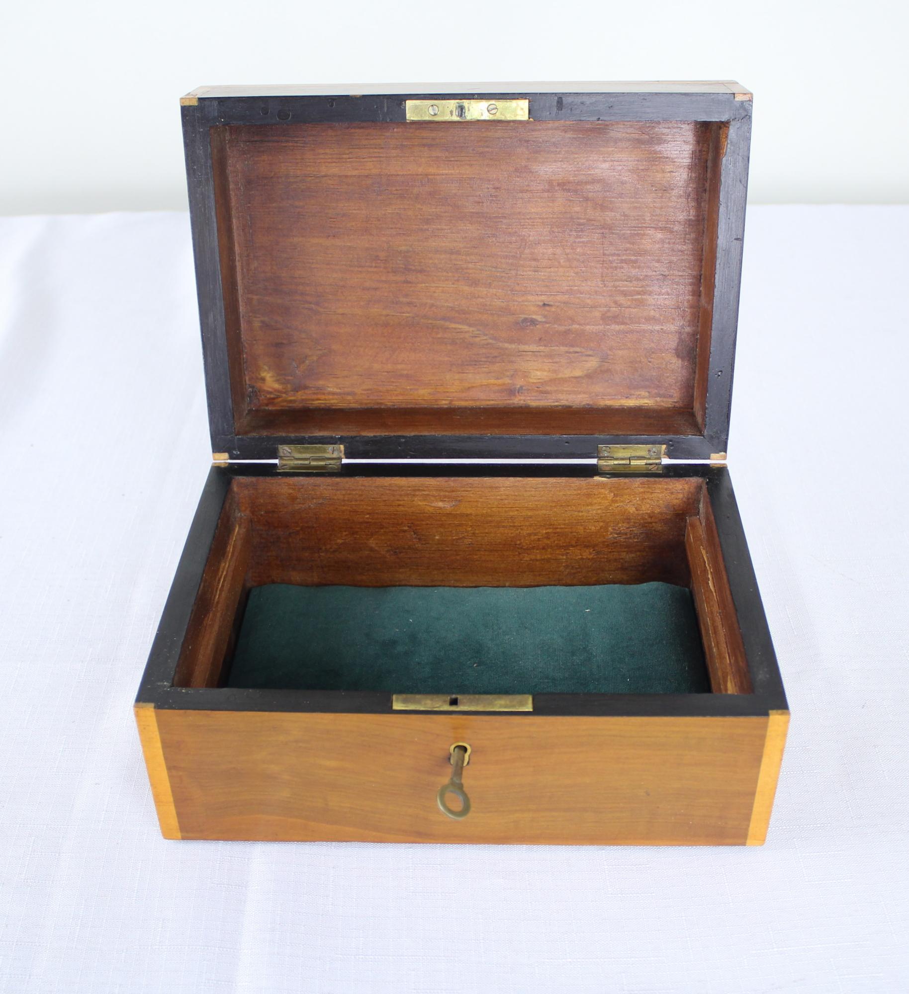 Antique Walnut Jewelry Box with Satinwood Crossbanding 1