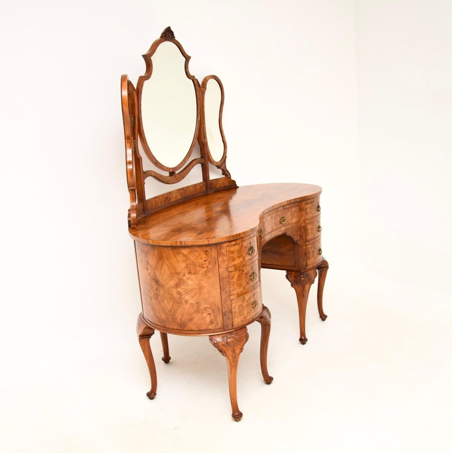 A stunning antique walnut kidney shaped dressing table and stool. This was made in England, it dates from the 1900-1920 period.

The quality is outstanding, this is a large and impressive size. The walnut grain patterns and colour tones are