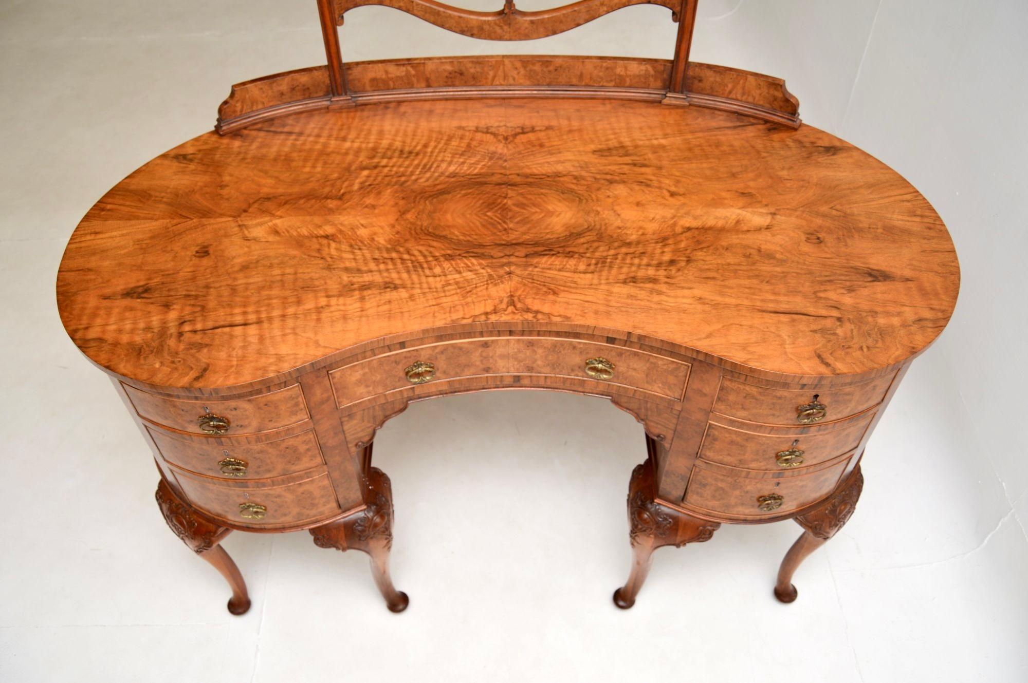 Antique Walnut Kidney Shaped Dressing Table and Stool In Good Condition In London, GB