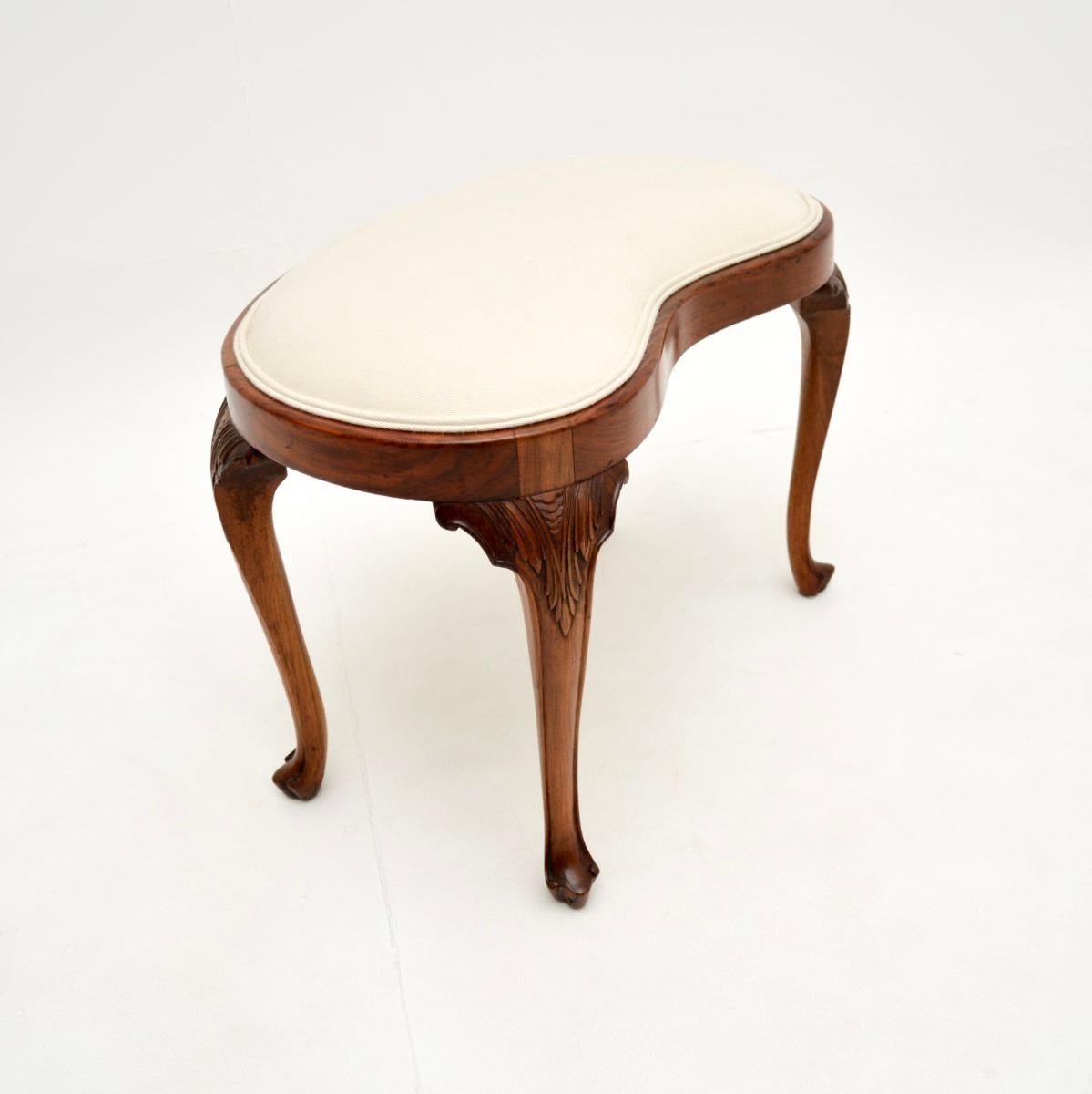Queen Anne Tabouret ancien en noyer en forme de rein en vente