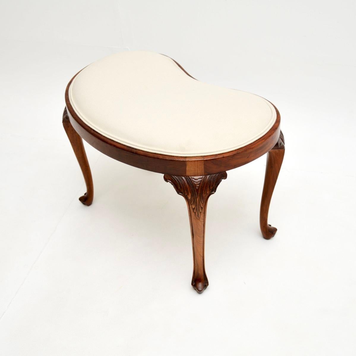 Britannique Tabouret ancien en noyer en forme de rein en vente