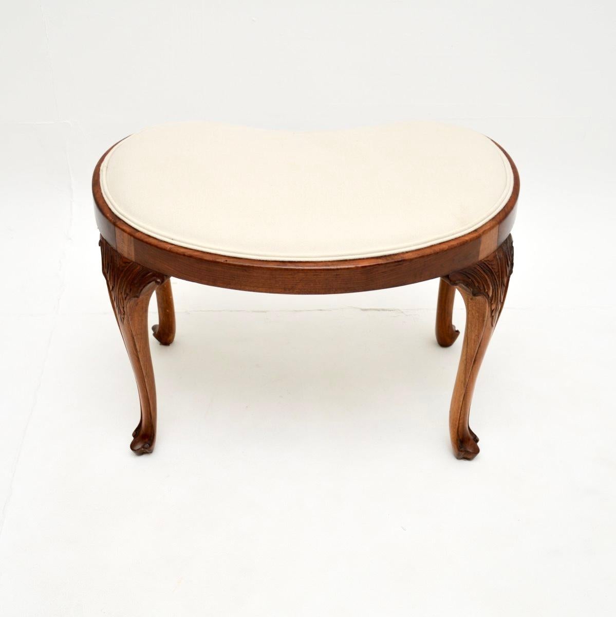 Tabouret ancien en noyer en forme de rein Bon état - En vente à London, GB