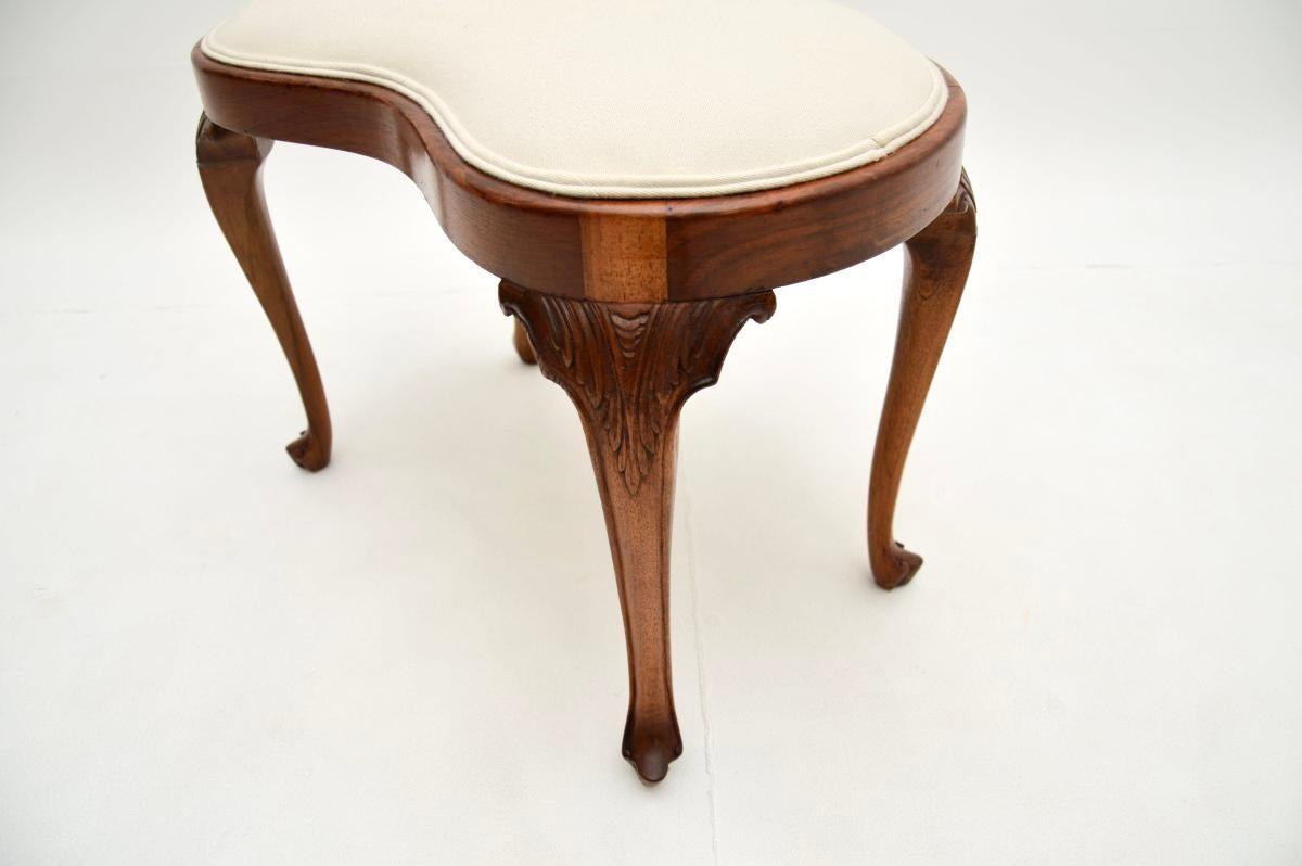 Début du 20ème siècle Tabouret ancien en noyer en forme de rein en vente