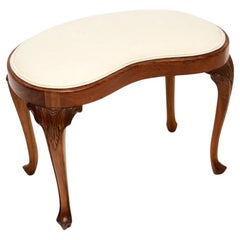 Antiker Hocker aus Nussbaumholz in Nierenform
