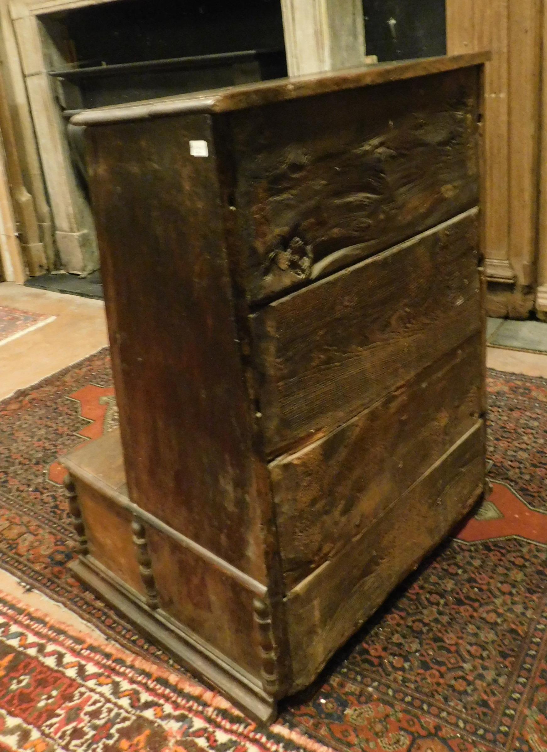 Antique Walnut Kneeler Pray-God Cabinet, 17th Century, Italy In Good Condition In Cuneo, Italy (CN)