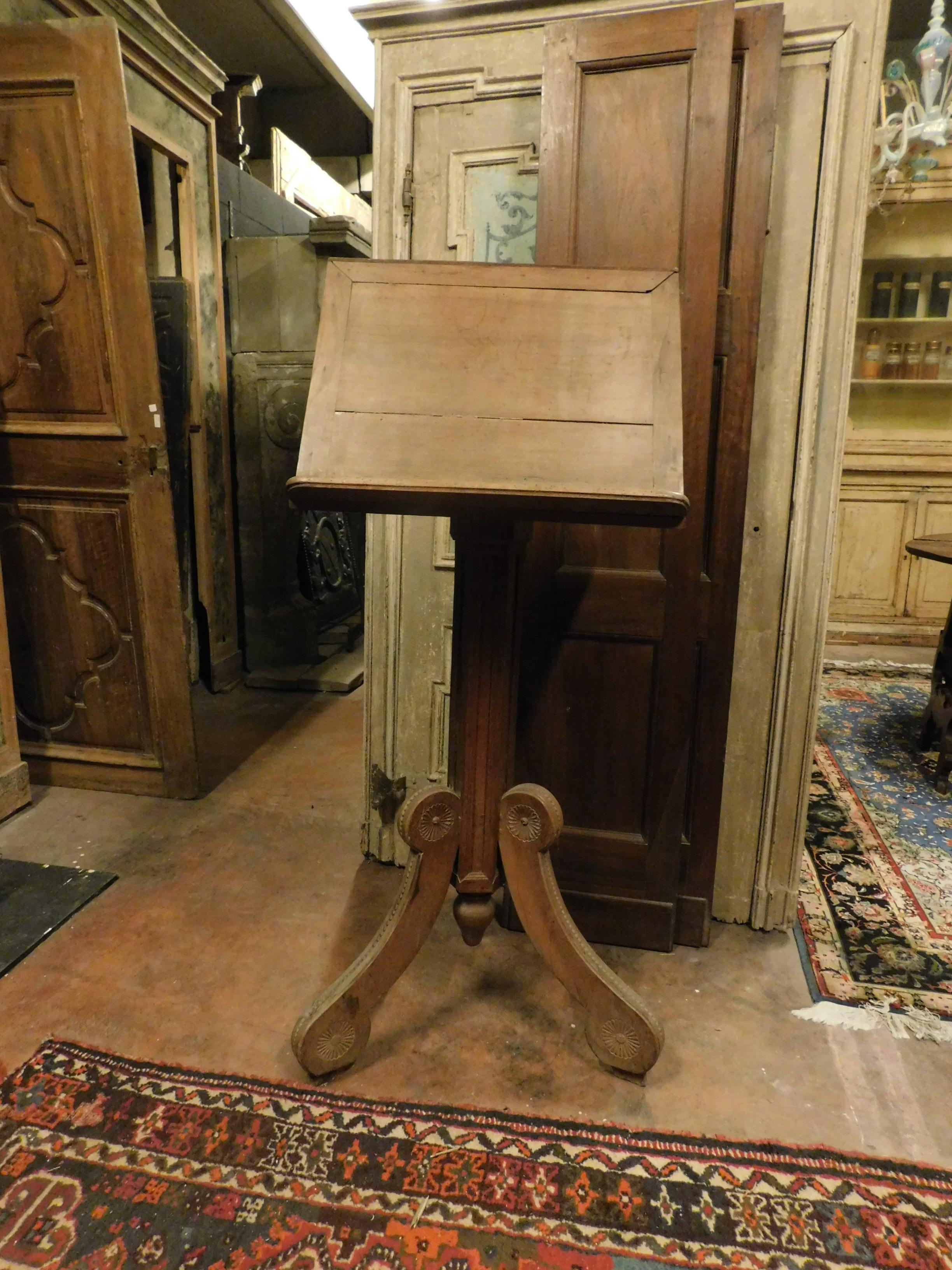 Antique walnut lectern, 19th century Rome (Italy), built with exhibition bell and internal container, 3 hand-turned support legs, from Rome, ideal as a display for books, sheet music, photos and registers, suitable for offices, shops or charming