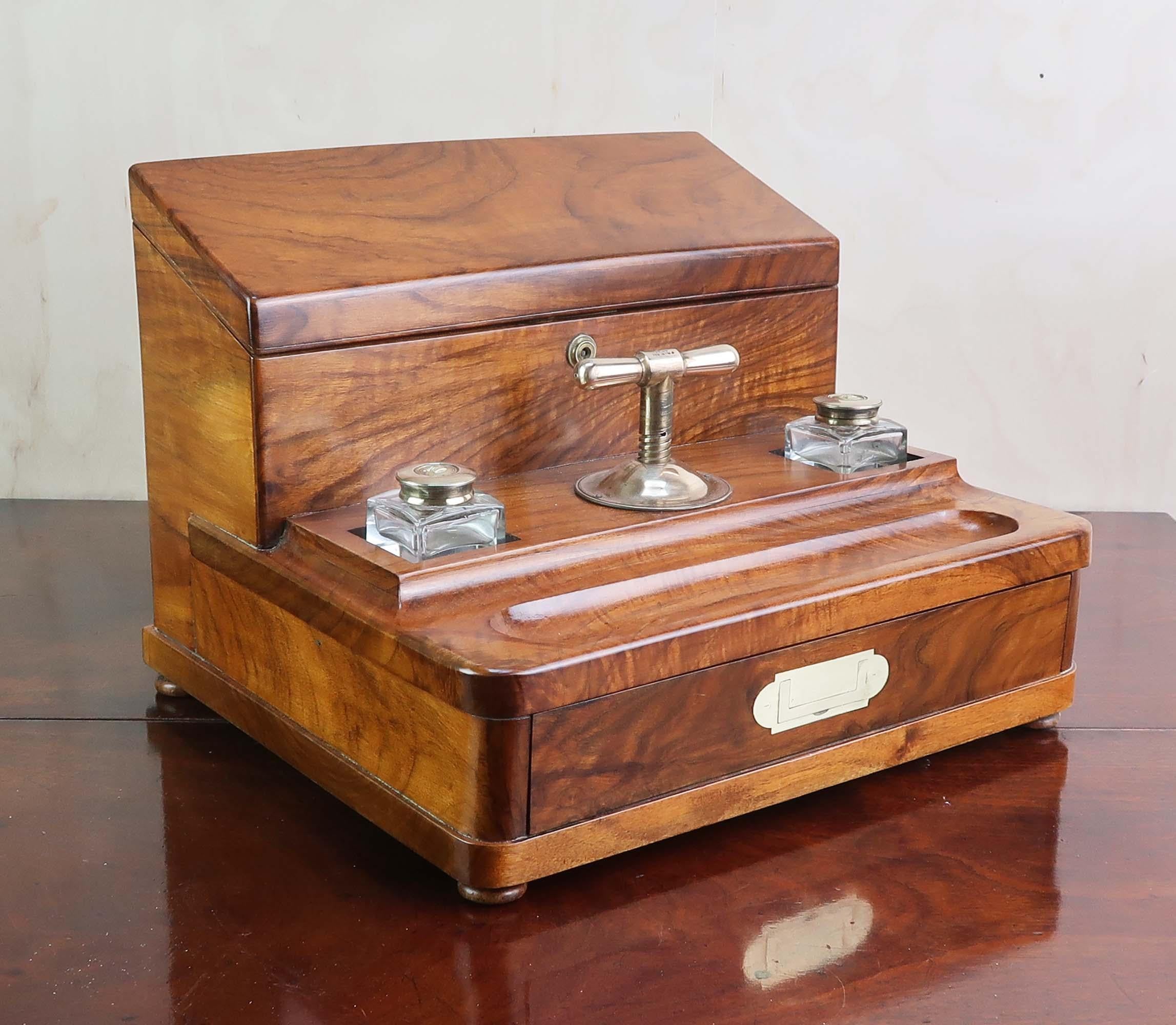 Splendida cassetta per lettere o cancelleria in noce

In combinazione con una pressa copiativa brevettata

Favoloso il colore e la figura nel Wood

Marchio di fabbrica di S. Mordan e data del 1856 sull'impugnatura della pressa.

Con una coppia di