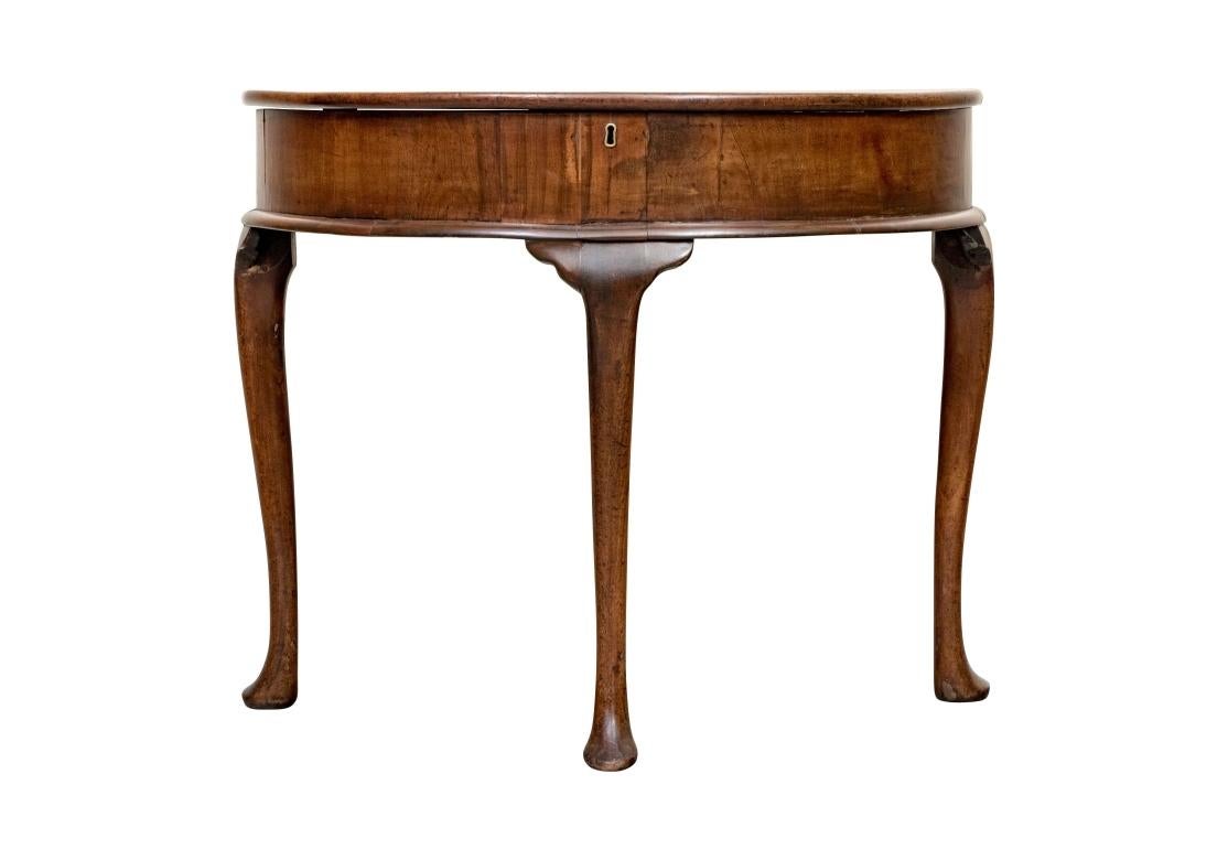 Table démilunie à plateau relevé en noyer ancien de style géorgien en vente 5