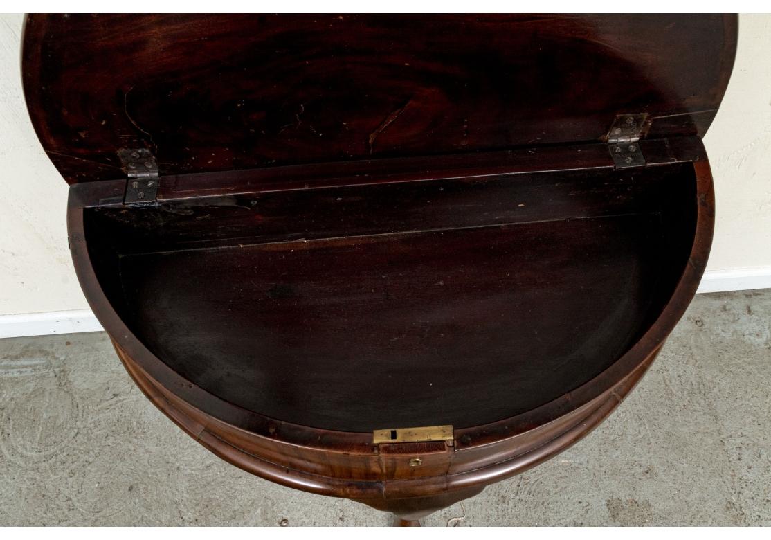Table démilunie à plateau relevé en noyer ancien de style géorgien Abîmé - En vente à Bridgeport, CT