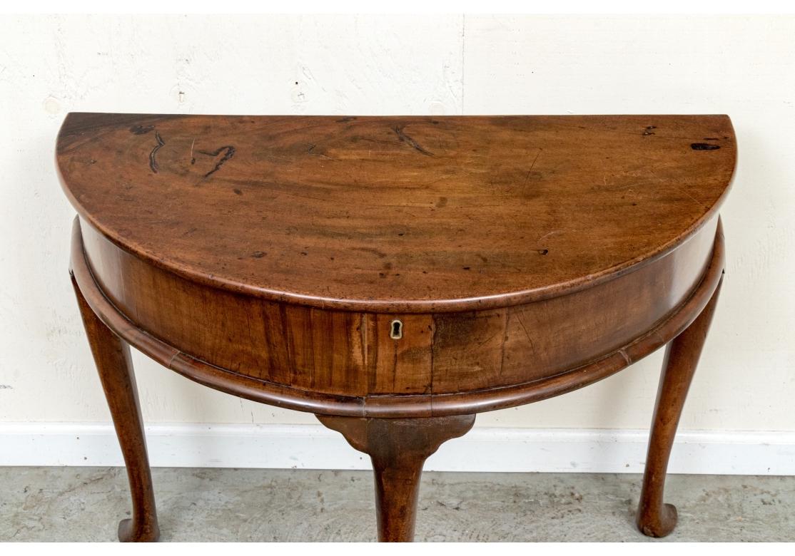 XIXe siècle Table démilunie à plateau relevé en noyer ancien de style géorgien en vente