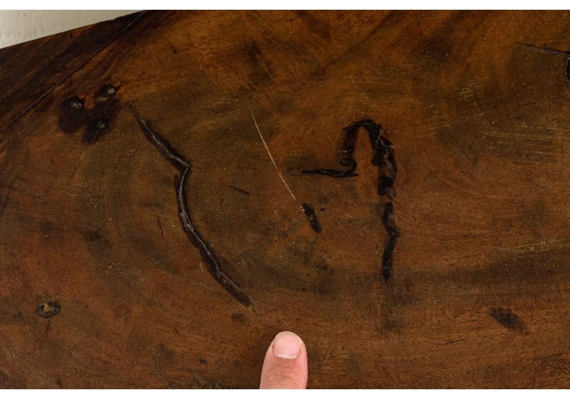 Noyer Table démilunie à plateau relevé en noyer ancien de style géorgien en vente