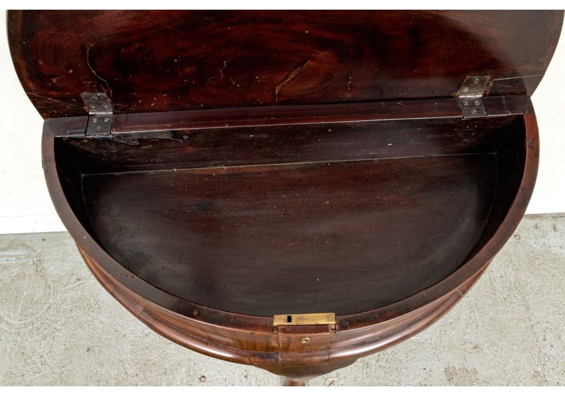 Table démilunie à plateau relevé en noyer ancien de style géorgien en vente 2