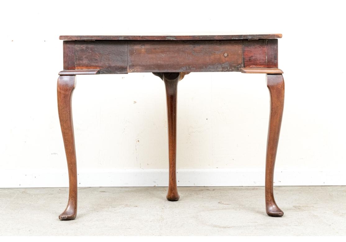 Table démilunie à plateau relevé en noyer ancien de style géorgien en vente 3