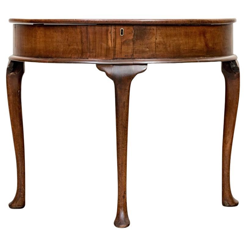 Table démilunie à plateau relevé en noyer ancien de style géorgien en vente
