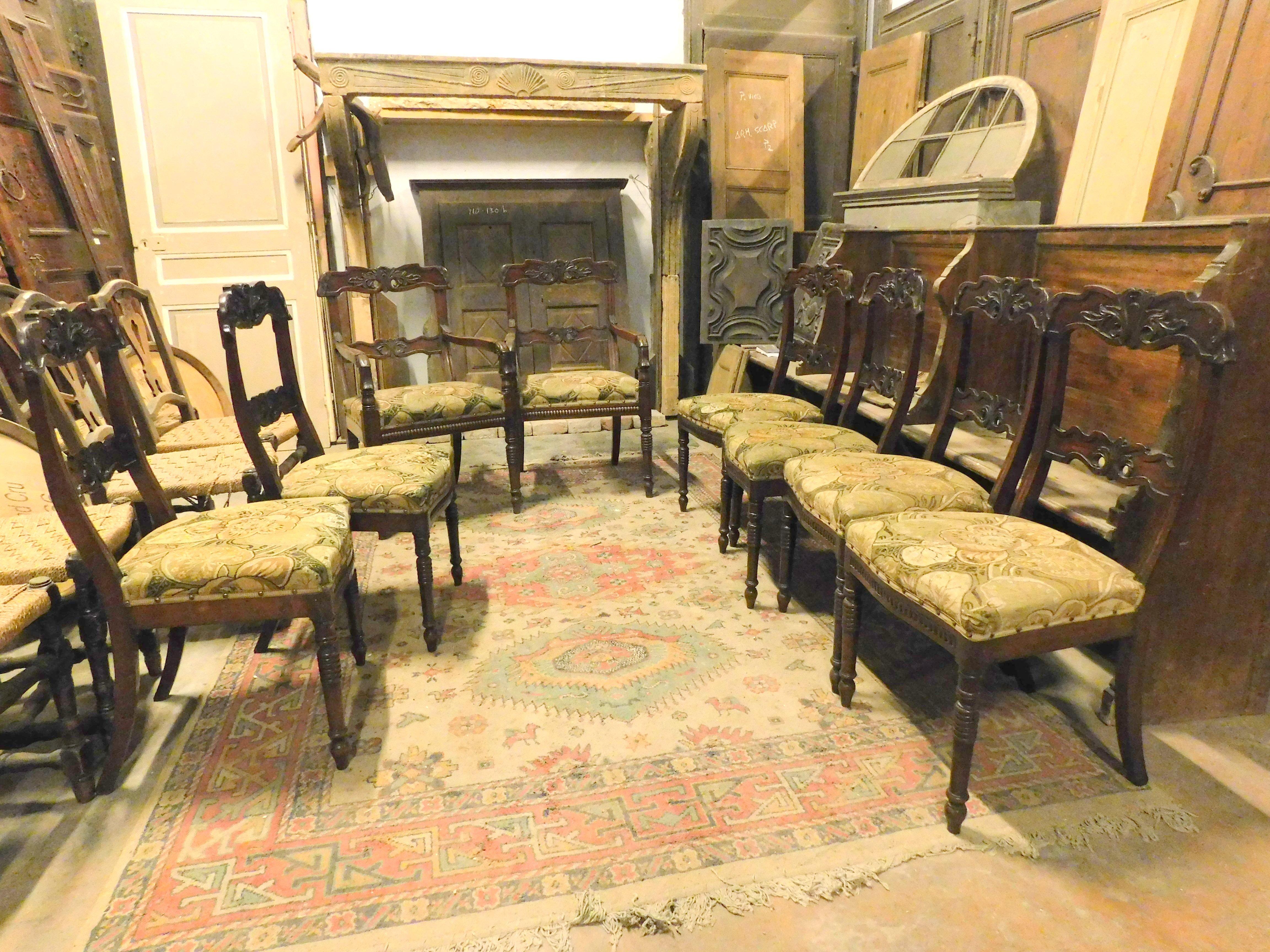 Hand-Carved Antique Walnut Living Room Set of 6 Chairs and 2 Armchairs, 19th Century Italy