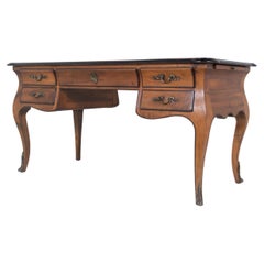 Antiker Louis XV.-Schreibtisch aus Nussbaumholz
