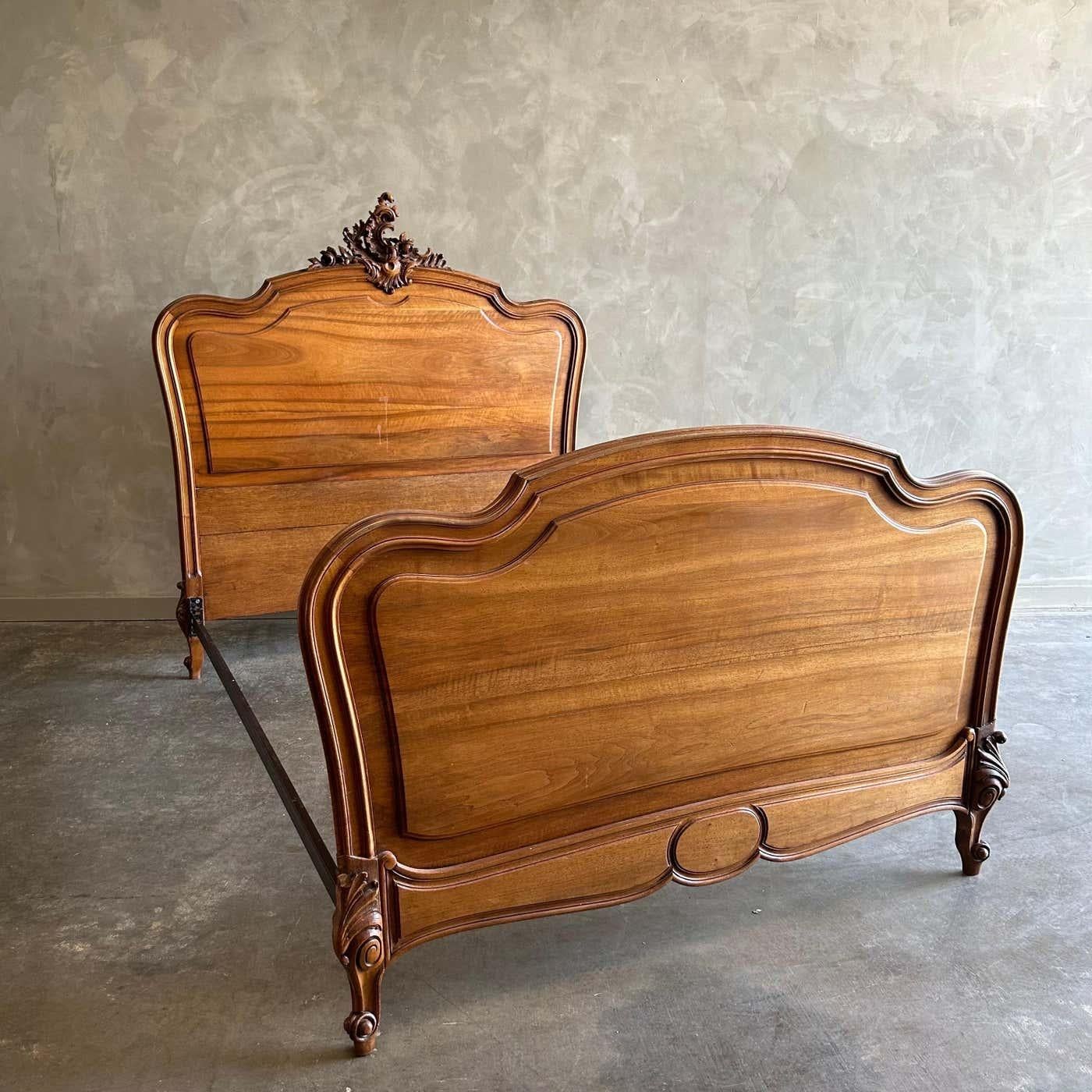 Lit français ancien en noyer sculpté 
Tête et pied de lit avec rails en métal. (les rails d'origine ne sont pas disponibles)
Taille totale : 58 