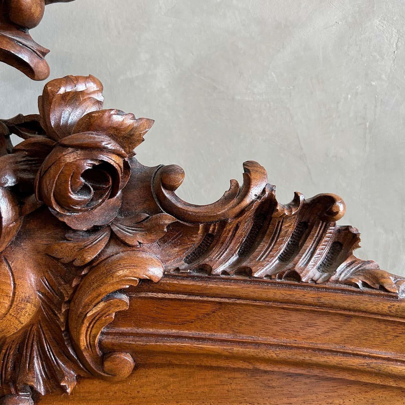 Français Lit complet en noyer ancien de style Louis XV avec barreaux en métal en vente