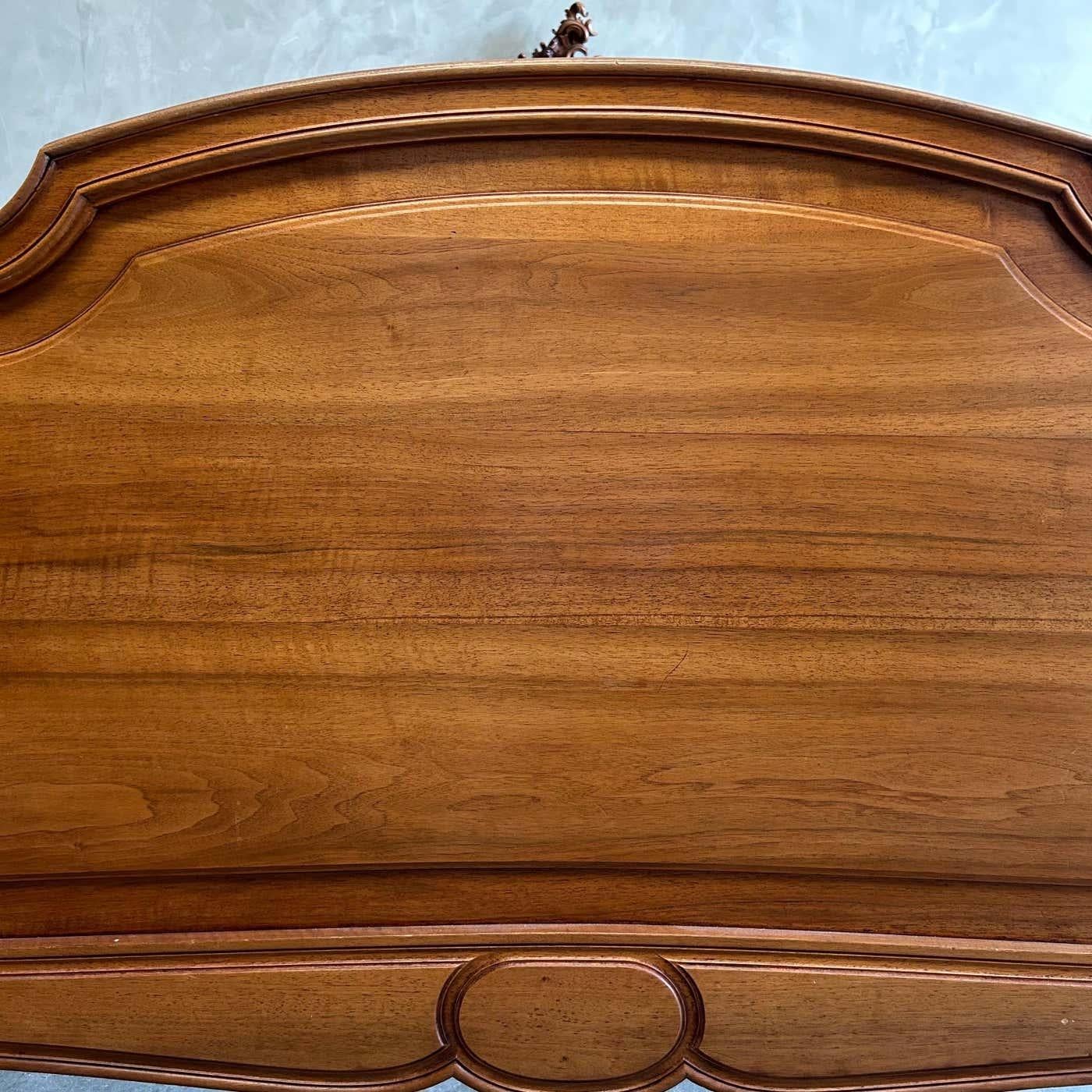 Lit complet en noyer ancien de style Louis XV avec barreaux en métal Bon état - En vente à Old Town Orange, CA