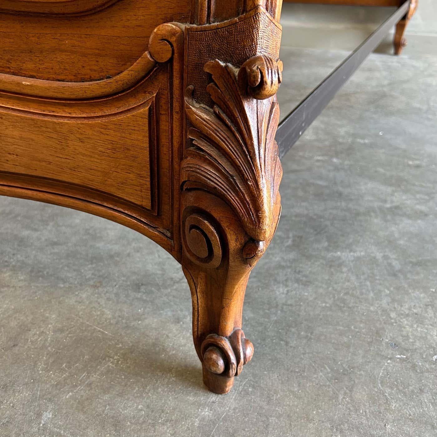 XIXe siècle Lit complet en noyer ancien de style Louis XV avec barreaux en métal en vente