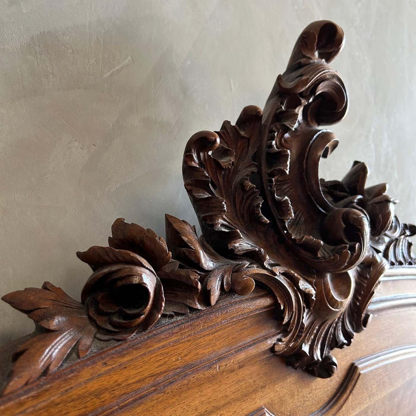 Lit complet en noyer ancien de style Louis XV avec barreaux en métal en vente 3