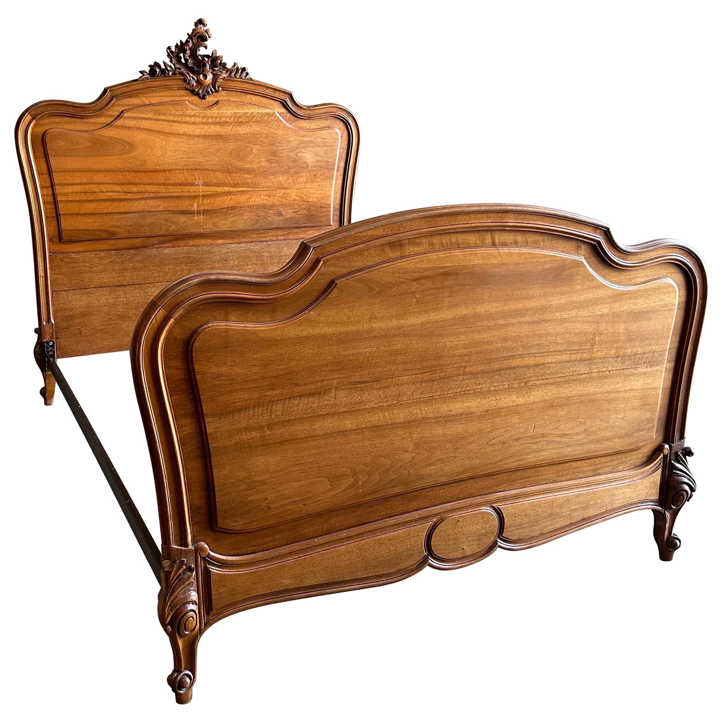 Letto matrimoniale in stile Luigi XV in noce antico con sponde in metallo