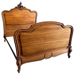 Letto matrimoniale in stile Luigi XV in noce antico con sponde in metallo
