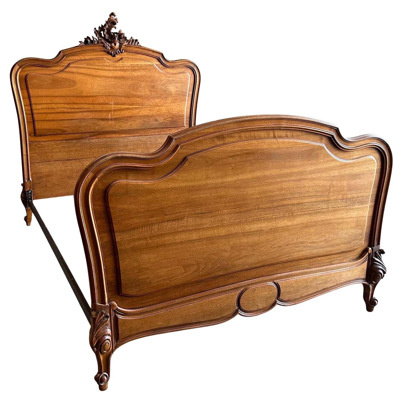 Lit complet en noyer ancien de style Louis XV avec barreaux en métal