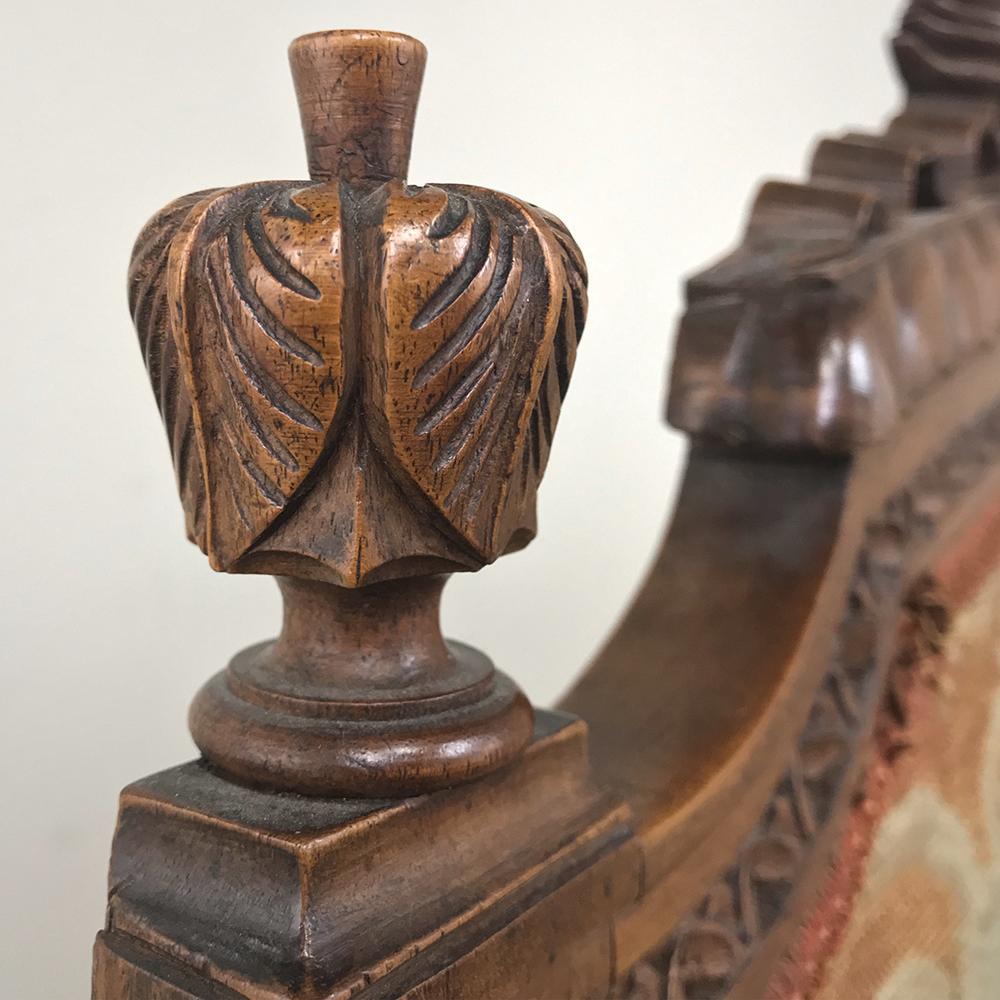 Antiker Louis-XVI-Kaminschirm aus Nussbaumholz mit Nadelspitze (Handgeschnitzt) im Angebot