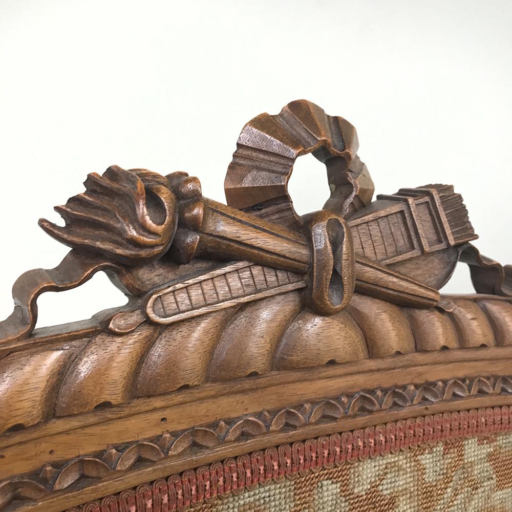 Antiker Louis-XVI-Kaminschirm aus Nussbaumholz mit Nadelspitze (19. Jahrhundert) im Angebot