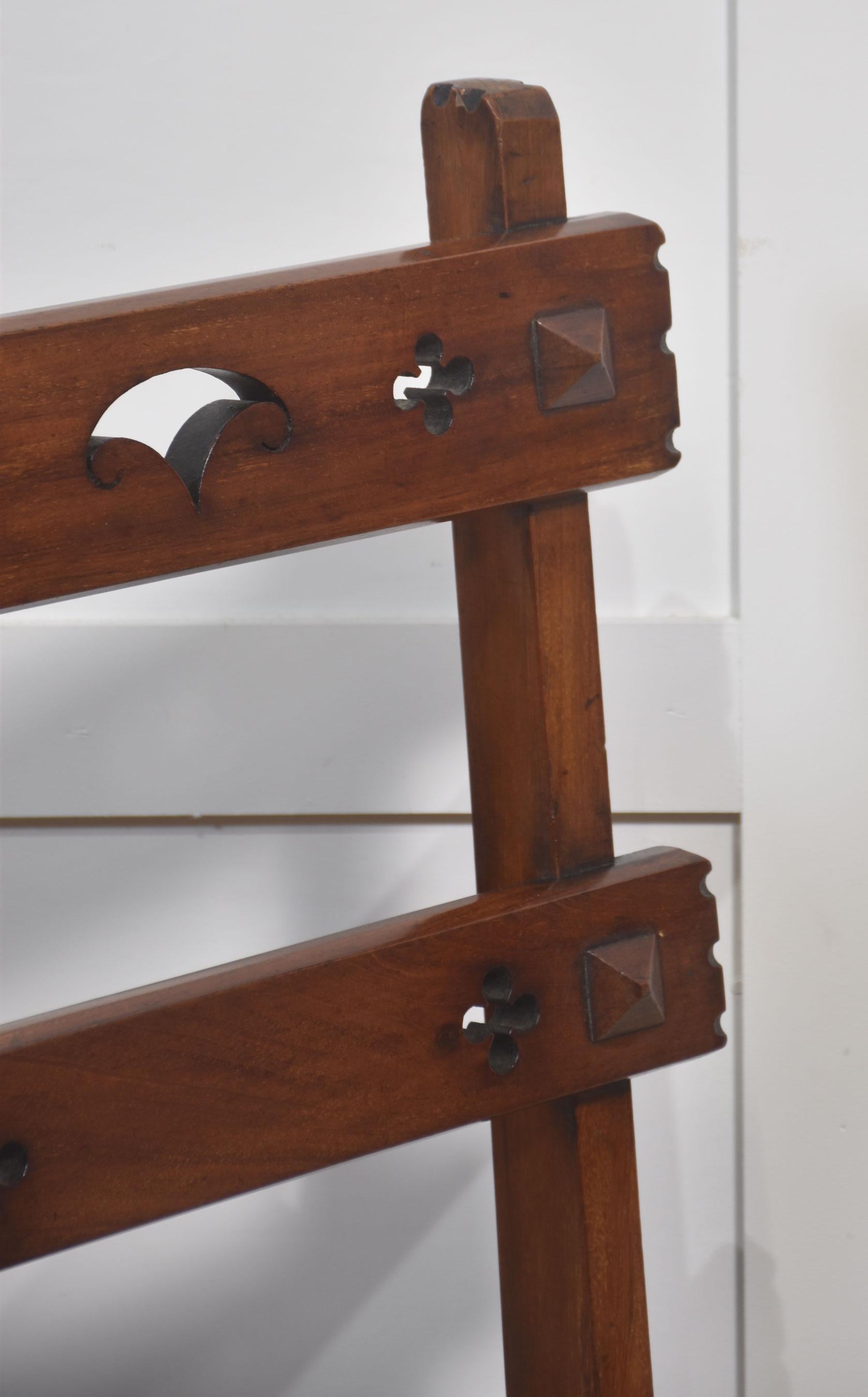 Chaise de bibliothèque ancienne en noyer métamorphique en vente 4