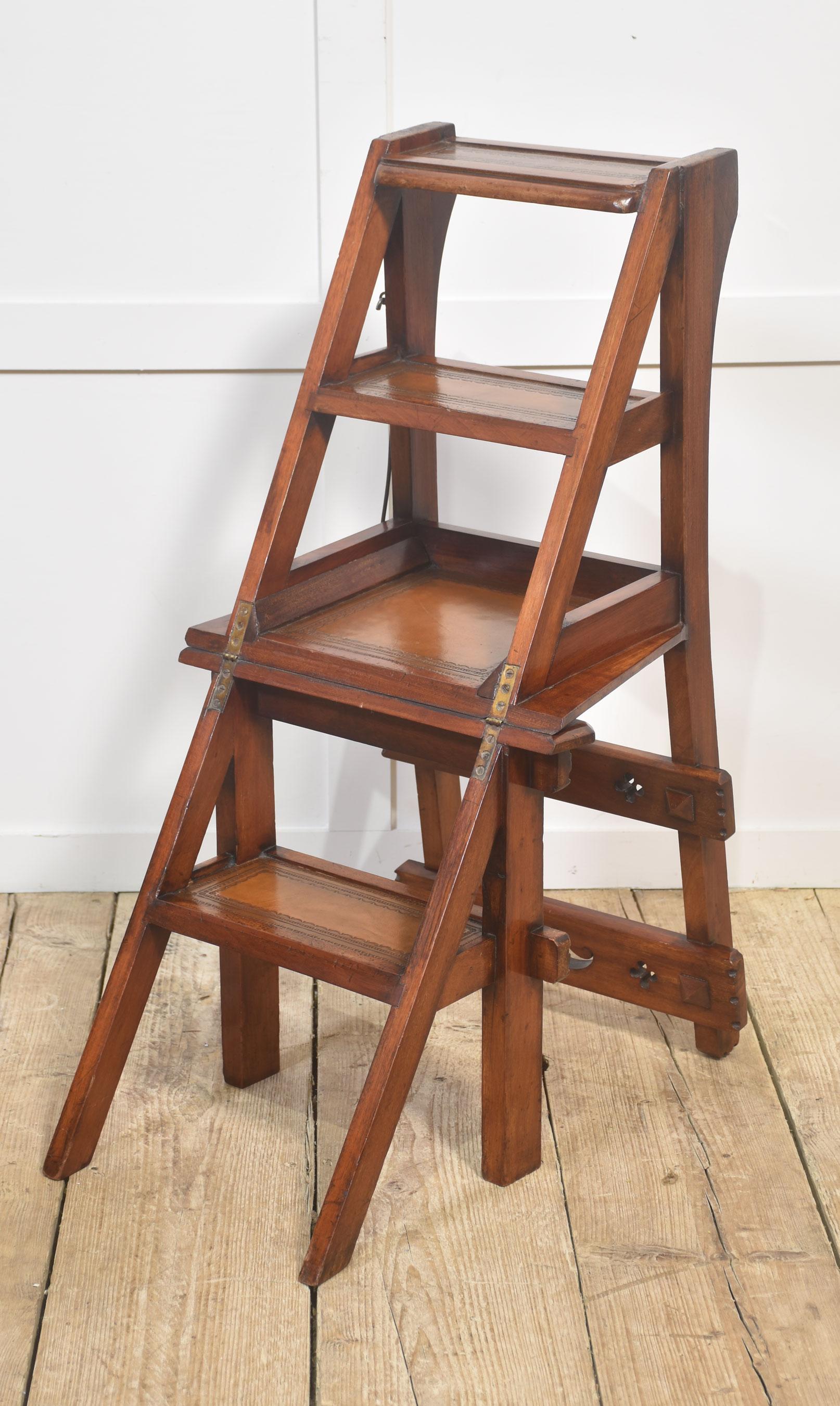 Chaise de bibliothèque ancienne en noyer métamorphique en vente 7