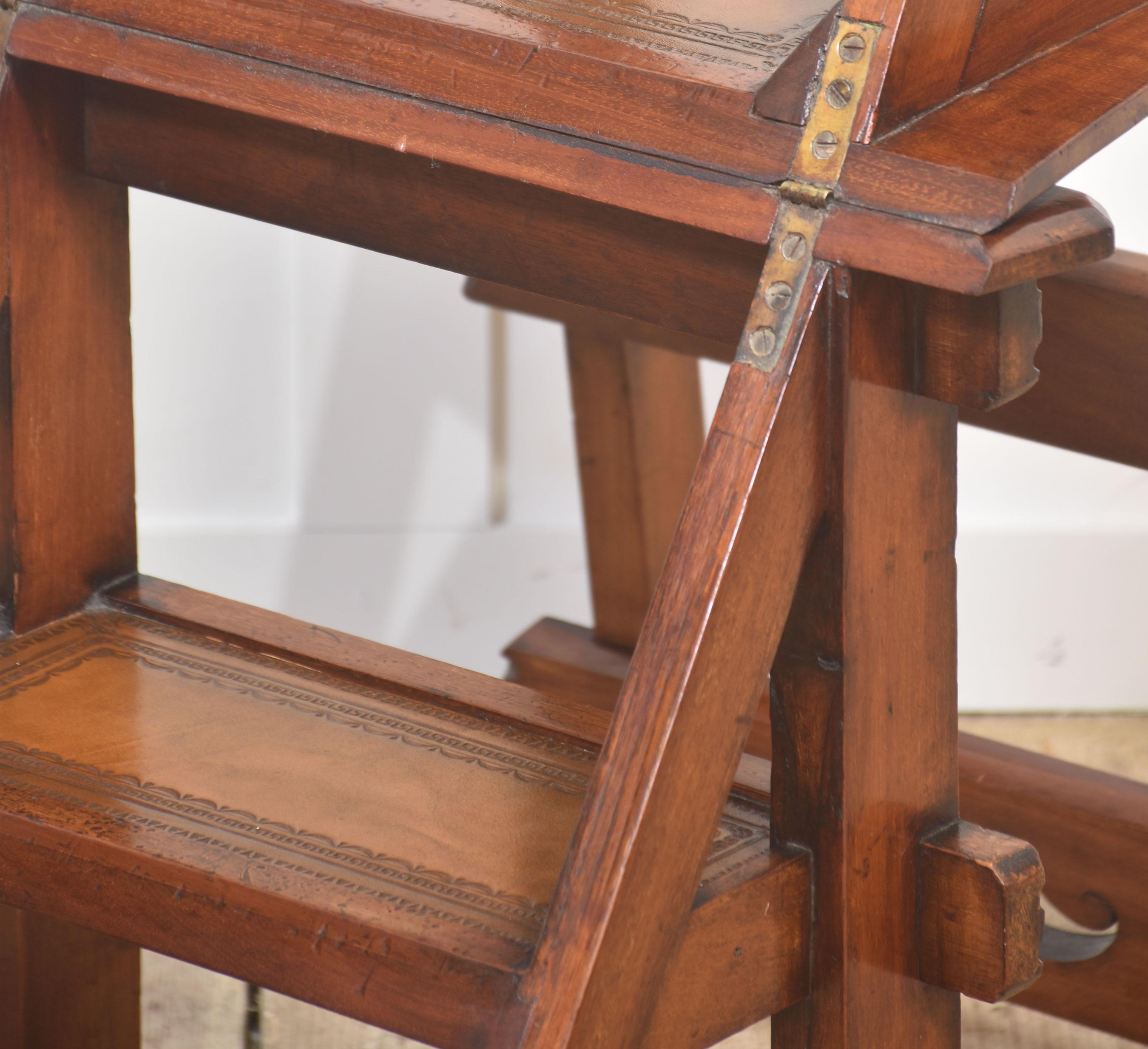 Chaise de bibliothèque ancienne en noyer métamorphique en vente 8