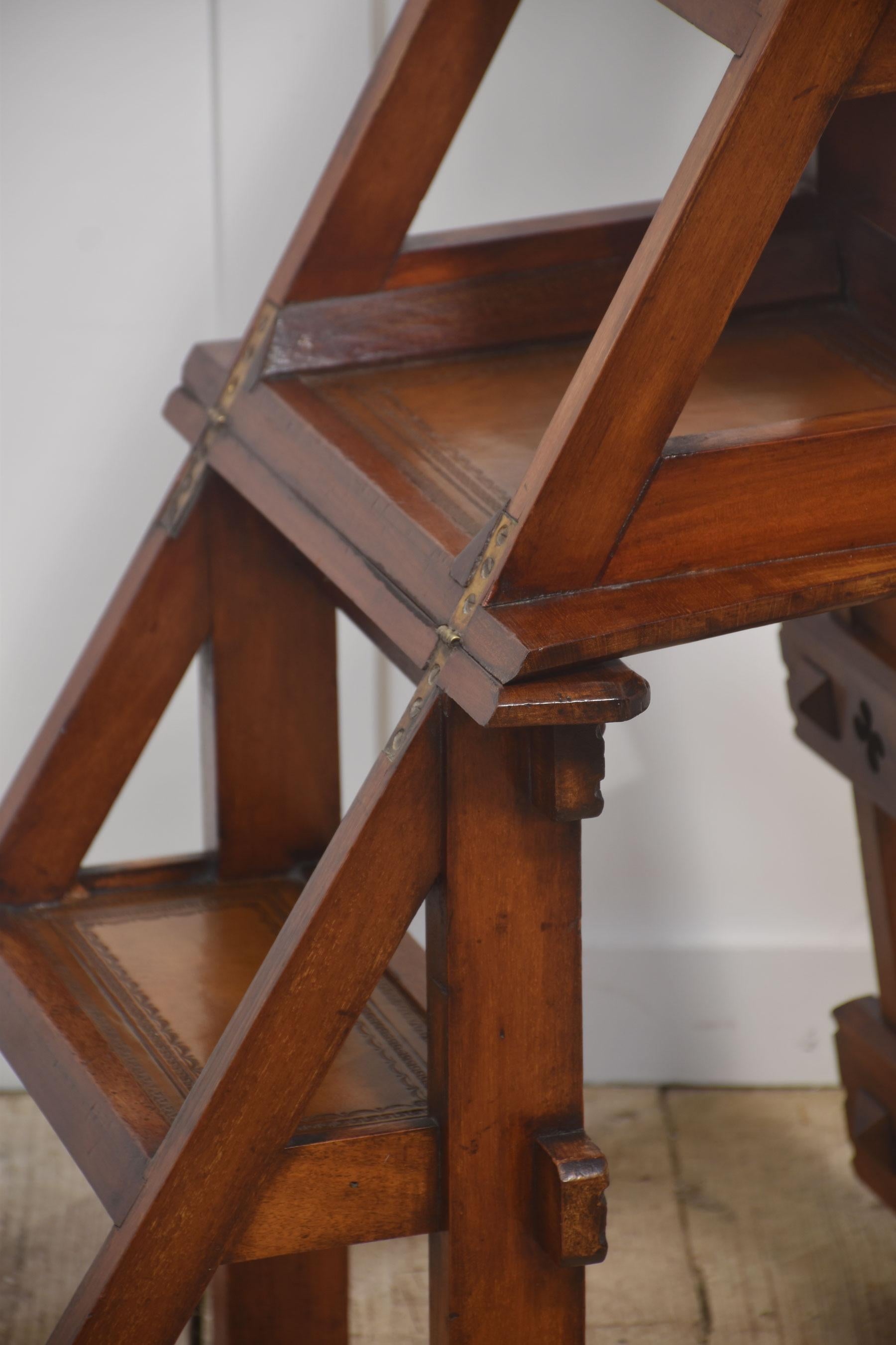 Cette chaise de bibliothèque métamorphique magnifiquement travaillée est fabriquée en noyer massif, apprécié pour sa couleur riche et son grain fin. Conçue pour allier élégance et utilité, cette pièce se transforme sans effort d'une chaise