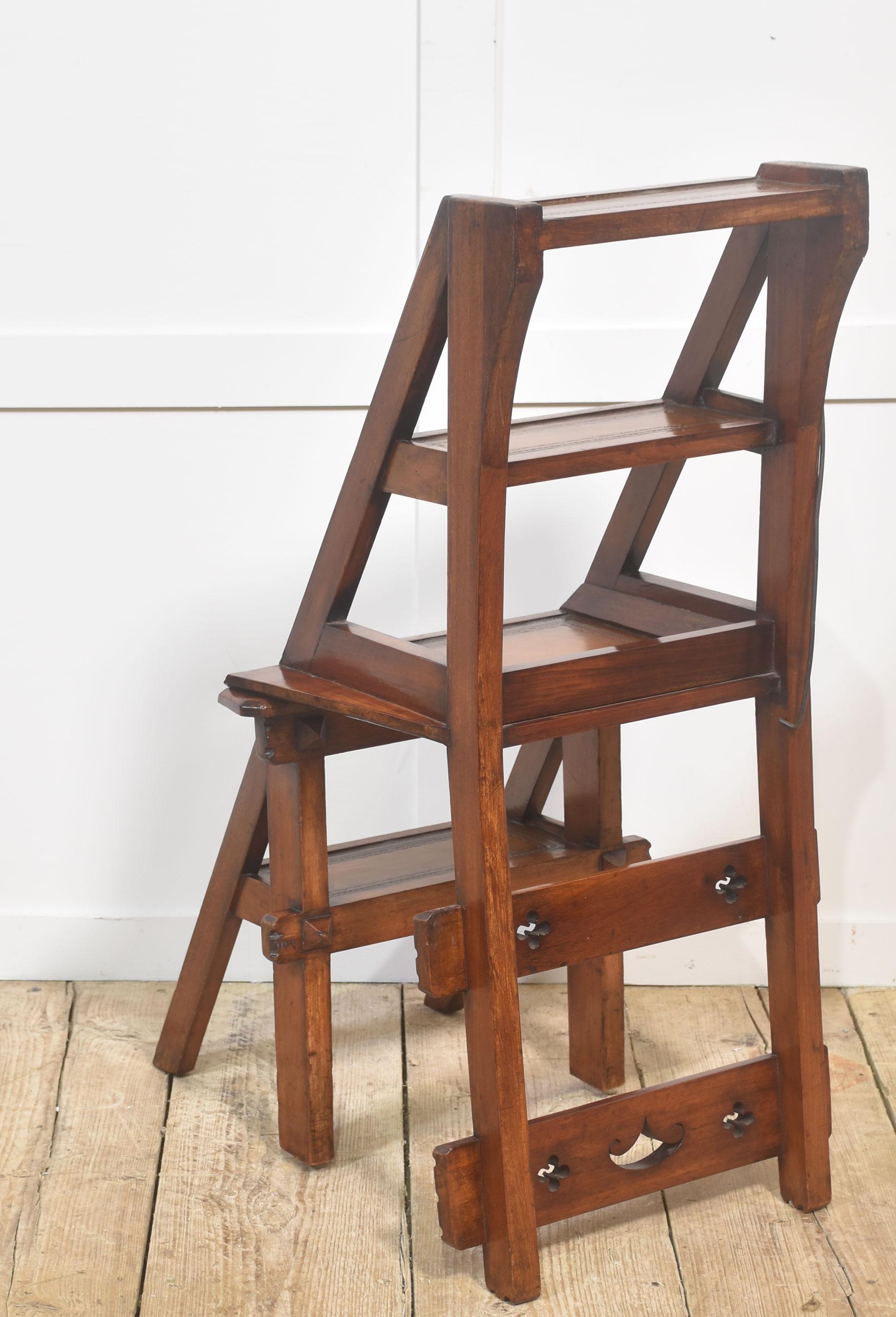 Chaise de bibliothèque ancienne en noyer métamorphique Bon état - En vente à Cheshire, GB