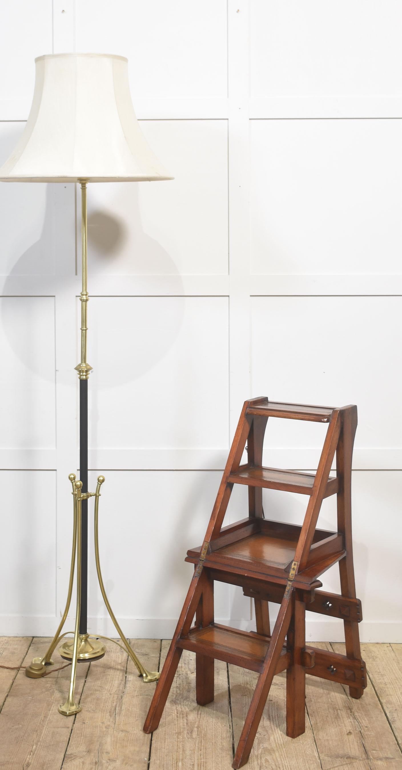 XIXe siècle Chaise de bibliothèque ancienne en noyer métamorphique en vente