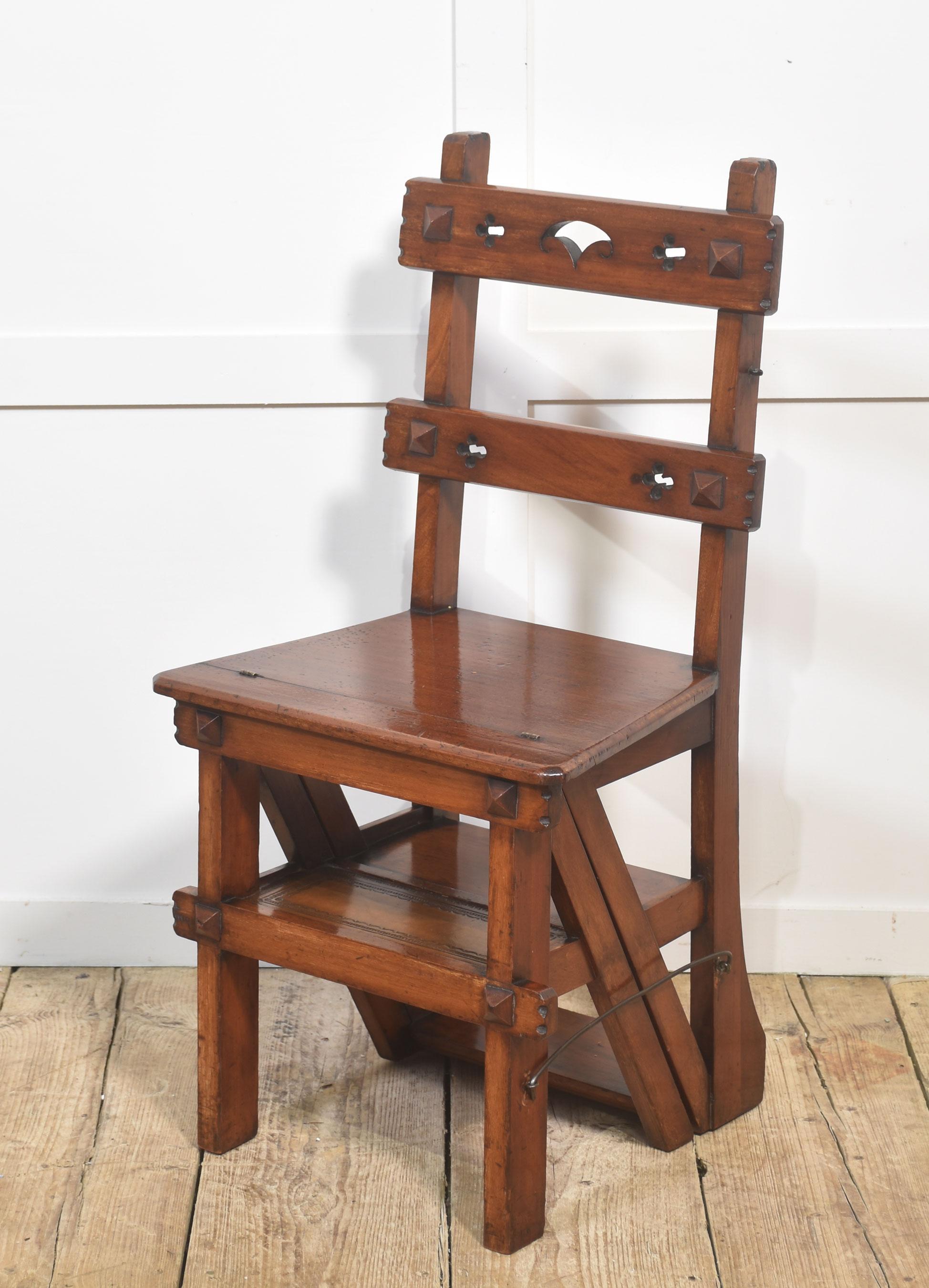 Noyer Chaise de bibliothèque ancienne en noyer métamorphique en vente