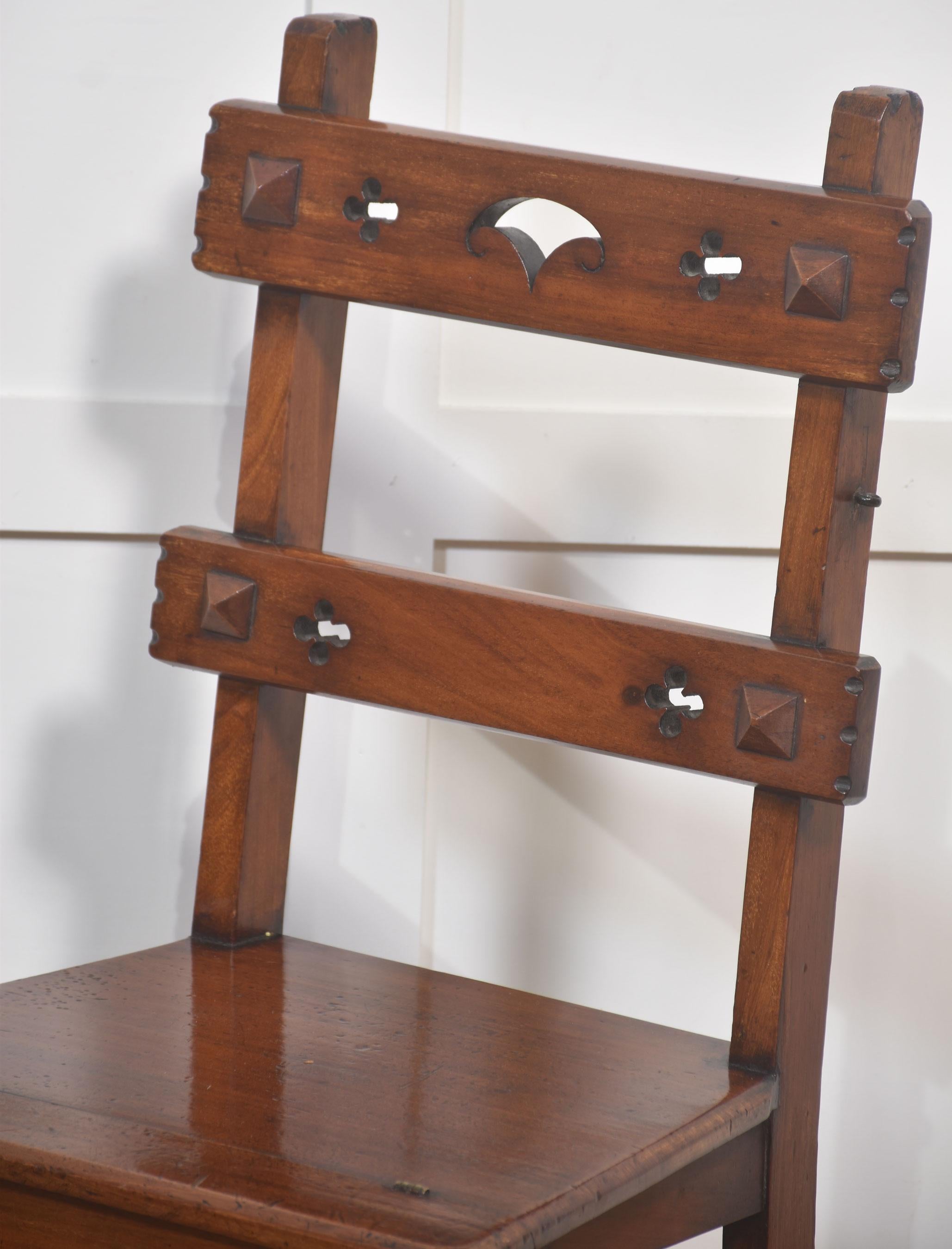 Chaise de bibliothèque ancienne en noyer métamorphique en vente 1