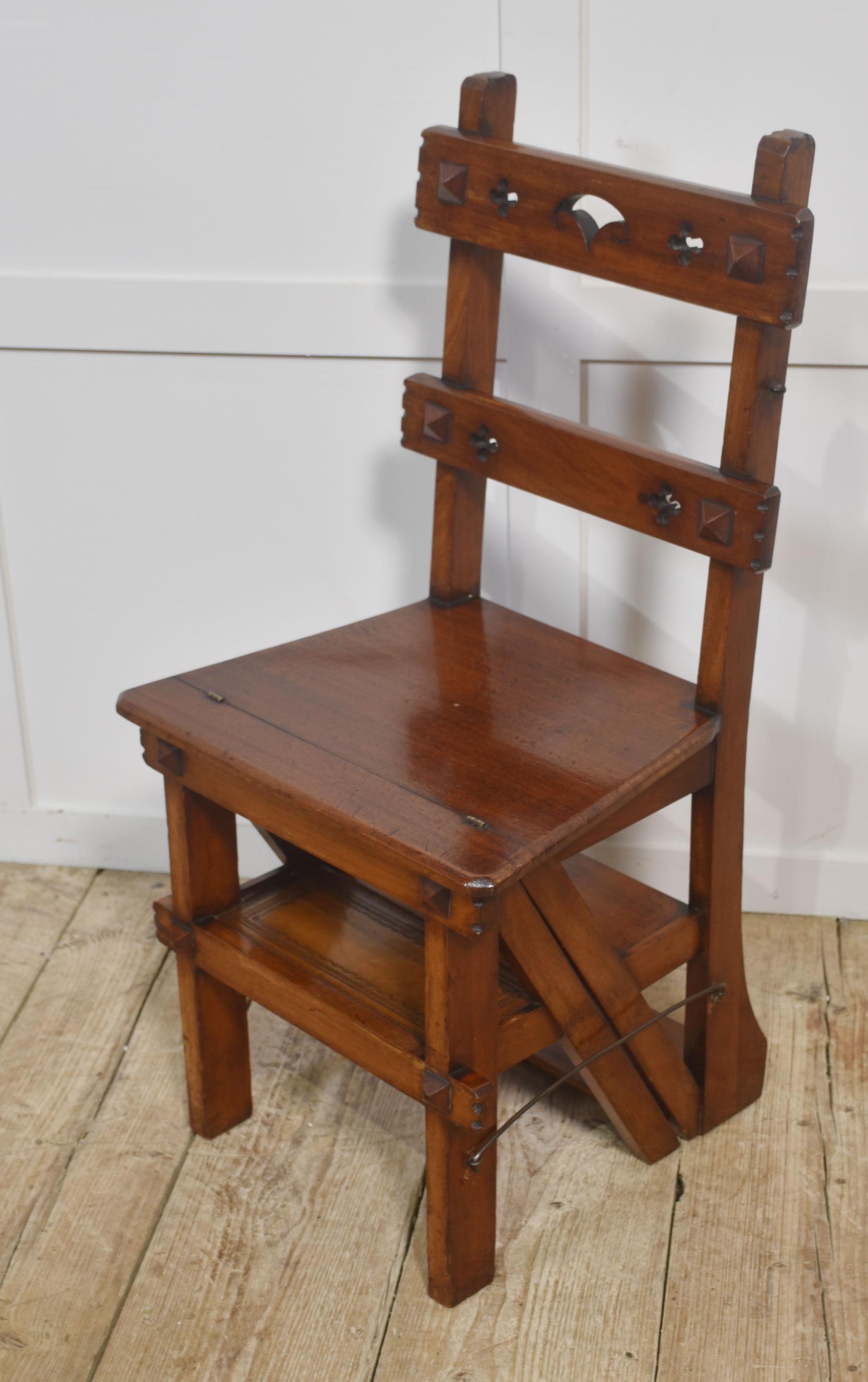 Chaise de bibliothèque ancienne en noyer métamorphique en vente 2