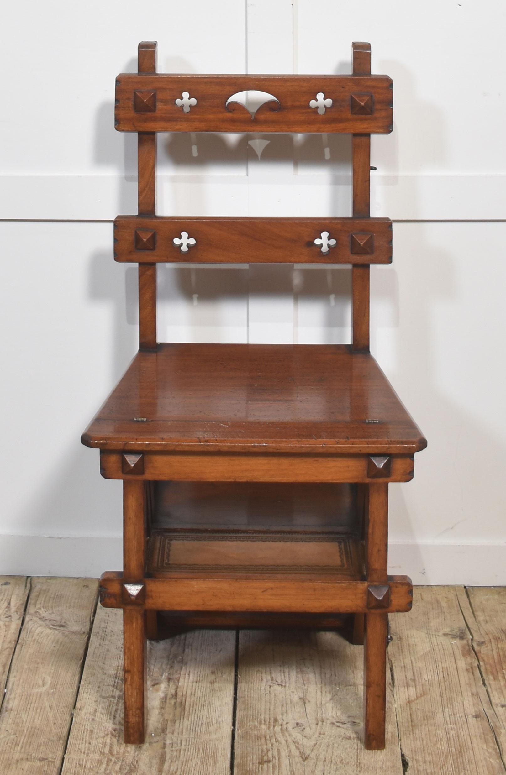 Chaise de bibliothèque ancienne en noyer métamorphique en vente 3