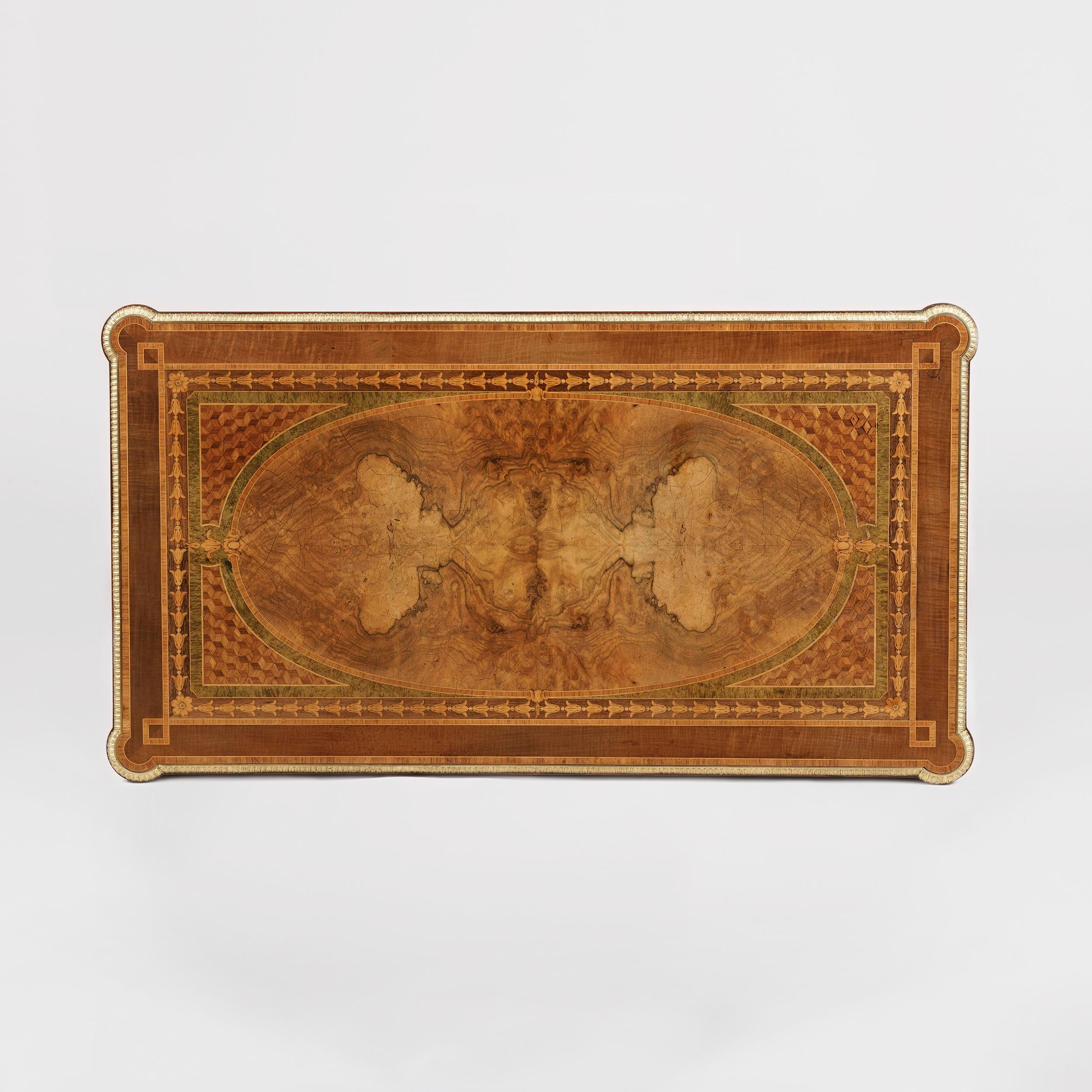 Antiker Tisch aus Nussbaum, Goldbronze und Porzellan im Louis-XVI-Stil (Louis XVI.)