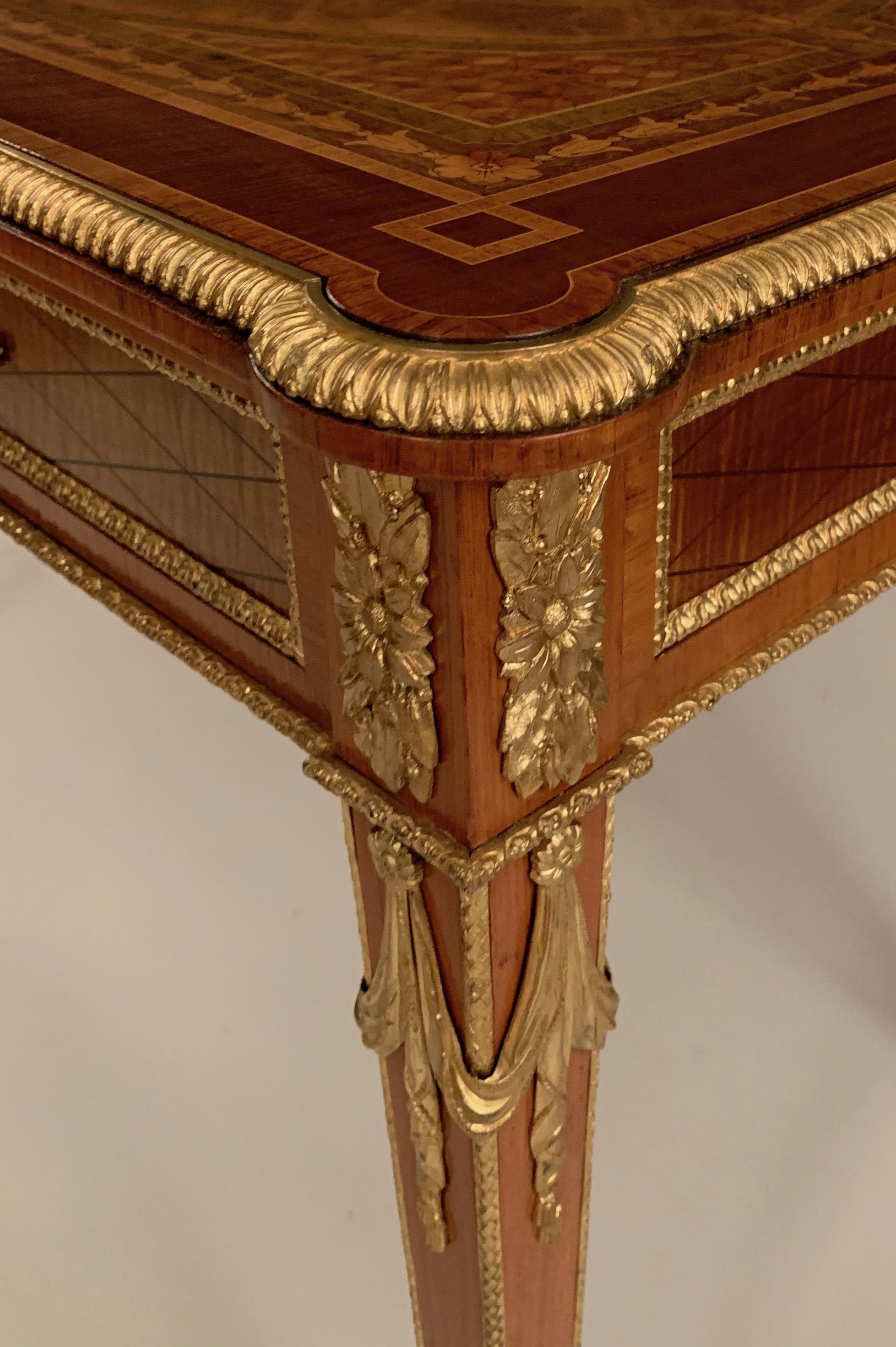 Antiker Tisch aus Nussbaum, Goldbronze und Porzellan im Louis-XVI-Stil (Englisch)