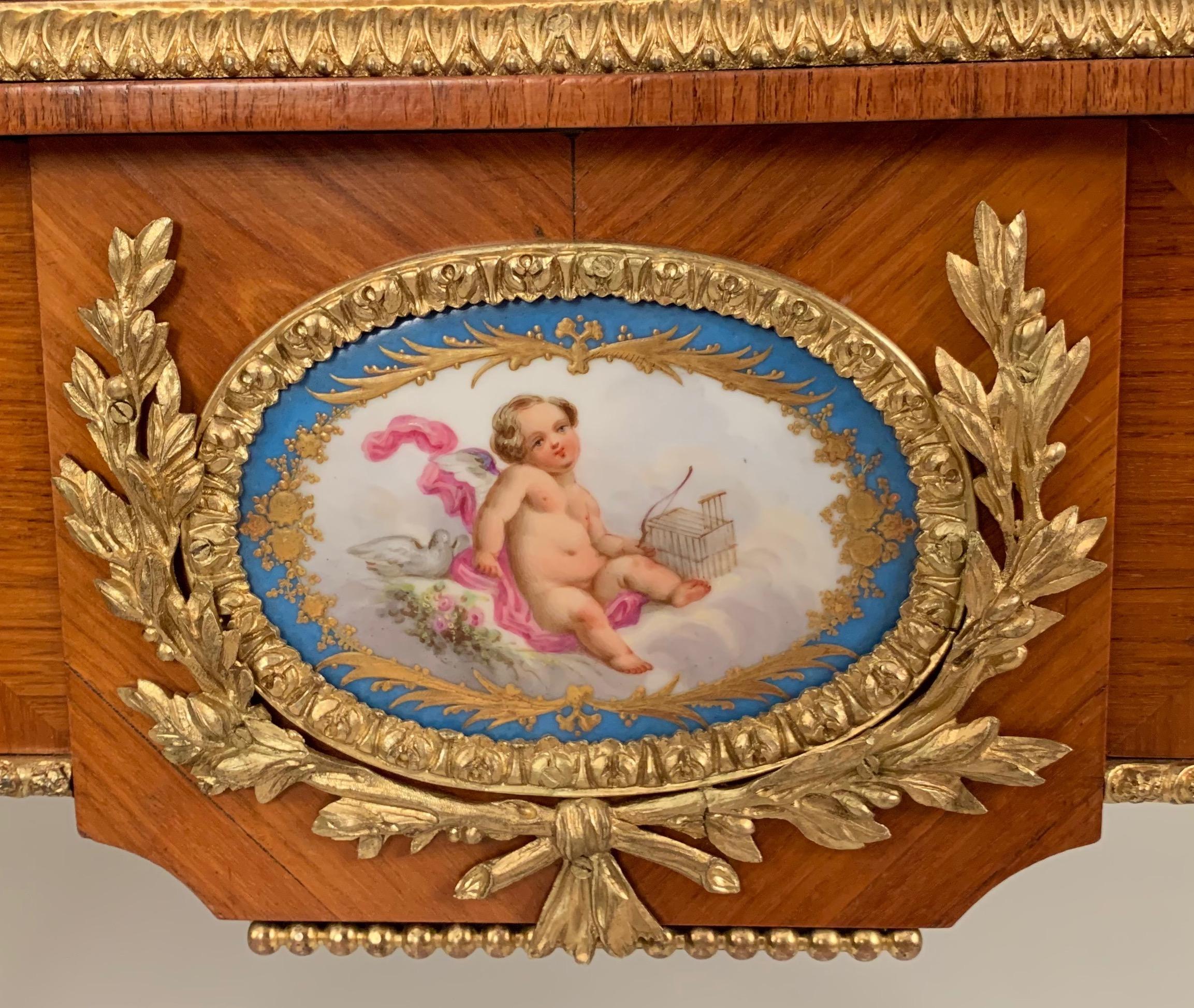Antiker Tisch aus Nussbaum, Goldbronze und Porzellan im Louis-XVI-Stil (Vergoldet)