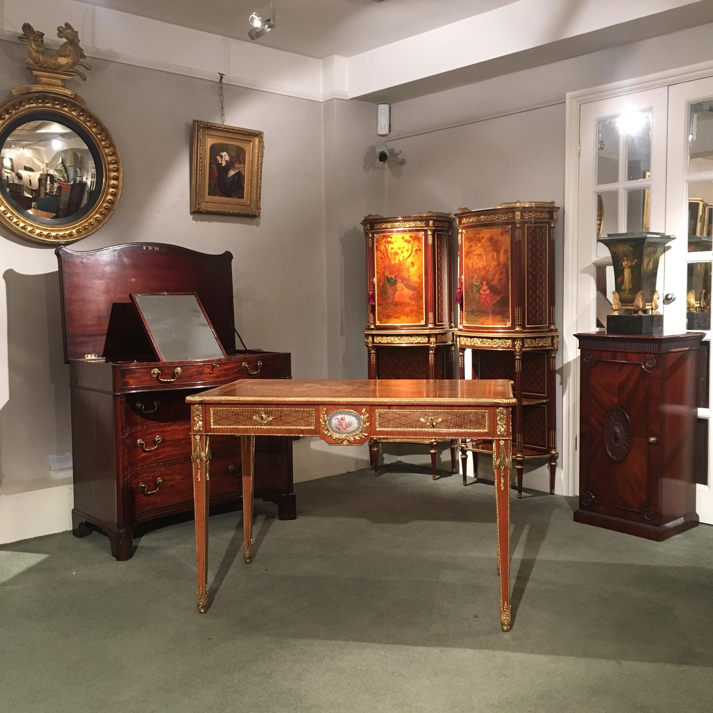Antiker Tisch aus Nussbaum, Goldbronze und Porzellan im Louis-XVI-Stil im Zustand „Gut“ in London, GB