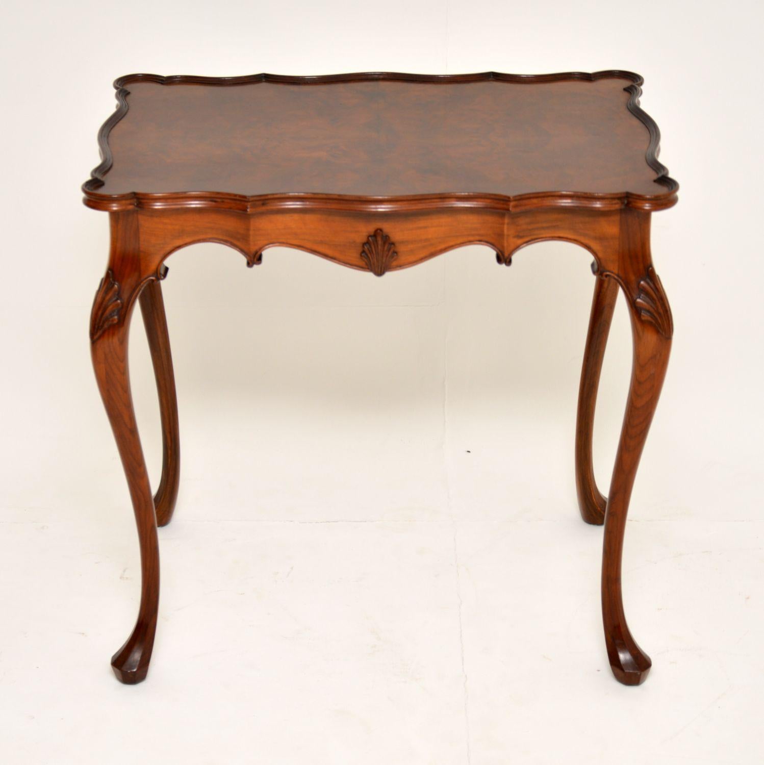This is a superb quality walnut occasional table with a lovely shape and in excellent original condition, dating from the 1880s-1890s period. It has a burr walnut top with a pie crust edge. Below this is a solid walnut beautifully shaped border