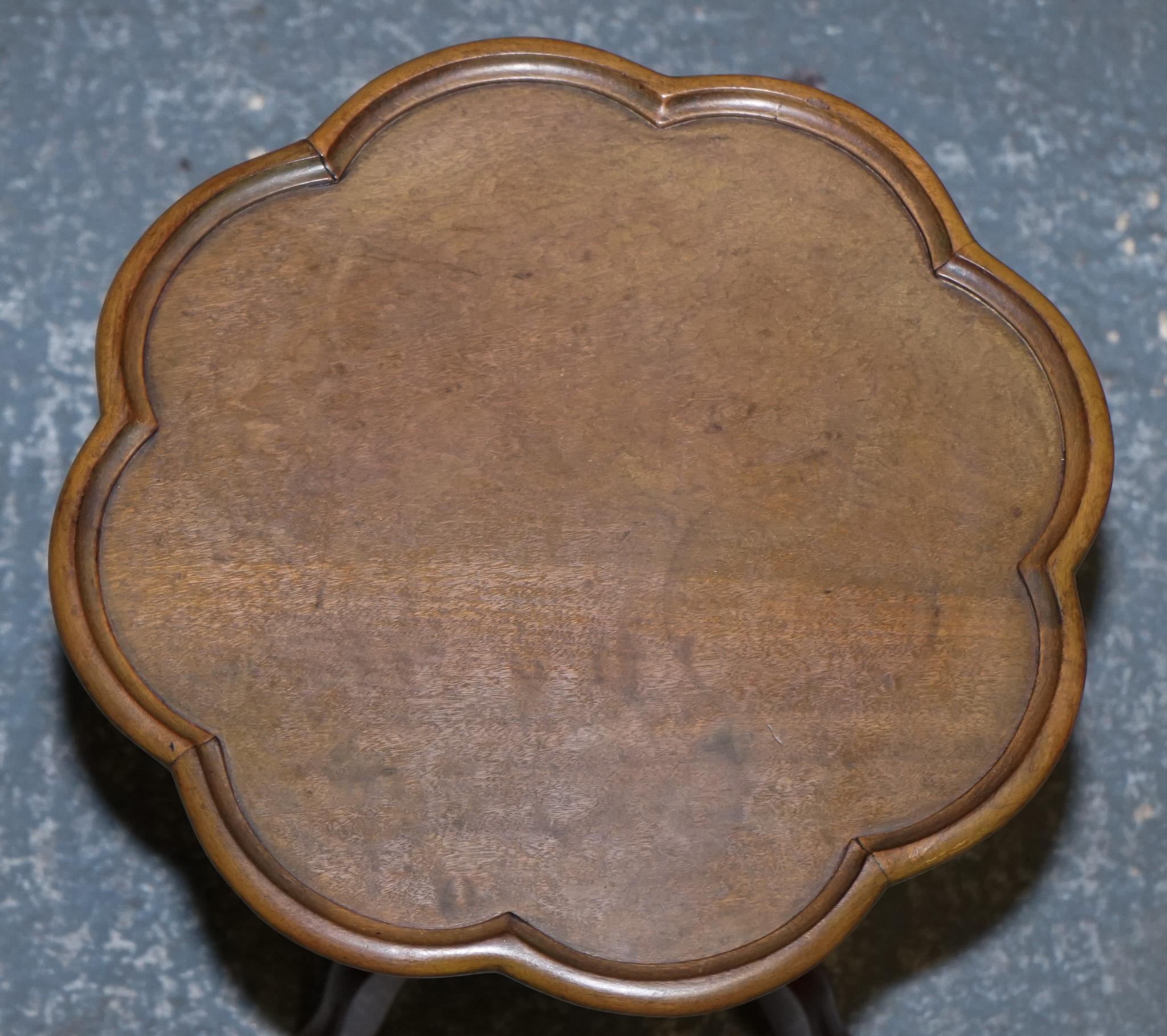 ANTIQUE WALNUT PIE CRUST WINE LAMP END SIDE OCCASIONAL TABLE WITH LOTS OF PATiNA For Sale 3