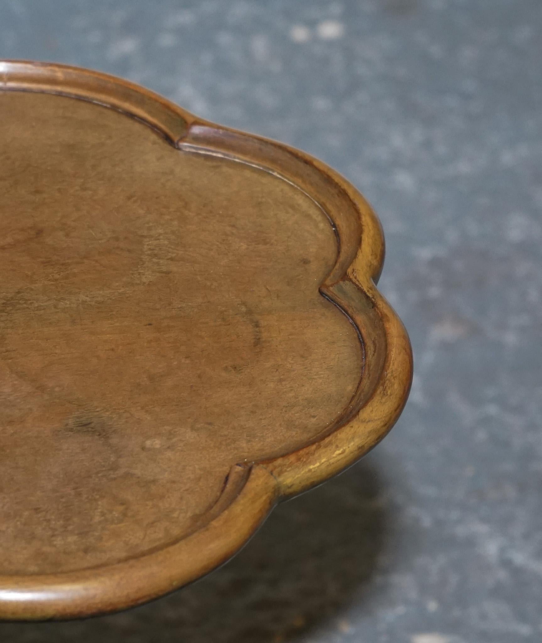 ANTIQUE WALNUT PIE CRUST WINE LAMP END SIDE OCCASIONAL TABLE WITH LOTS OF PATiNA For Sale 6