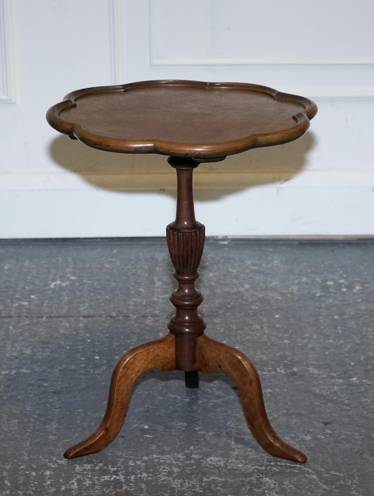 British ANTIQUE WALNUT PIE CRUST WINE LAMP END SIDE OCCASIONAL TABLE WITH LOTS OF PATiNA For Sale